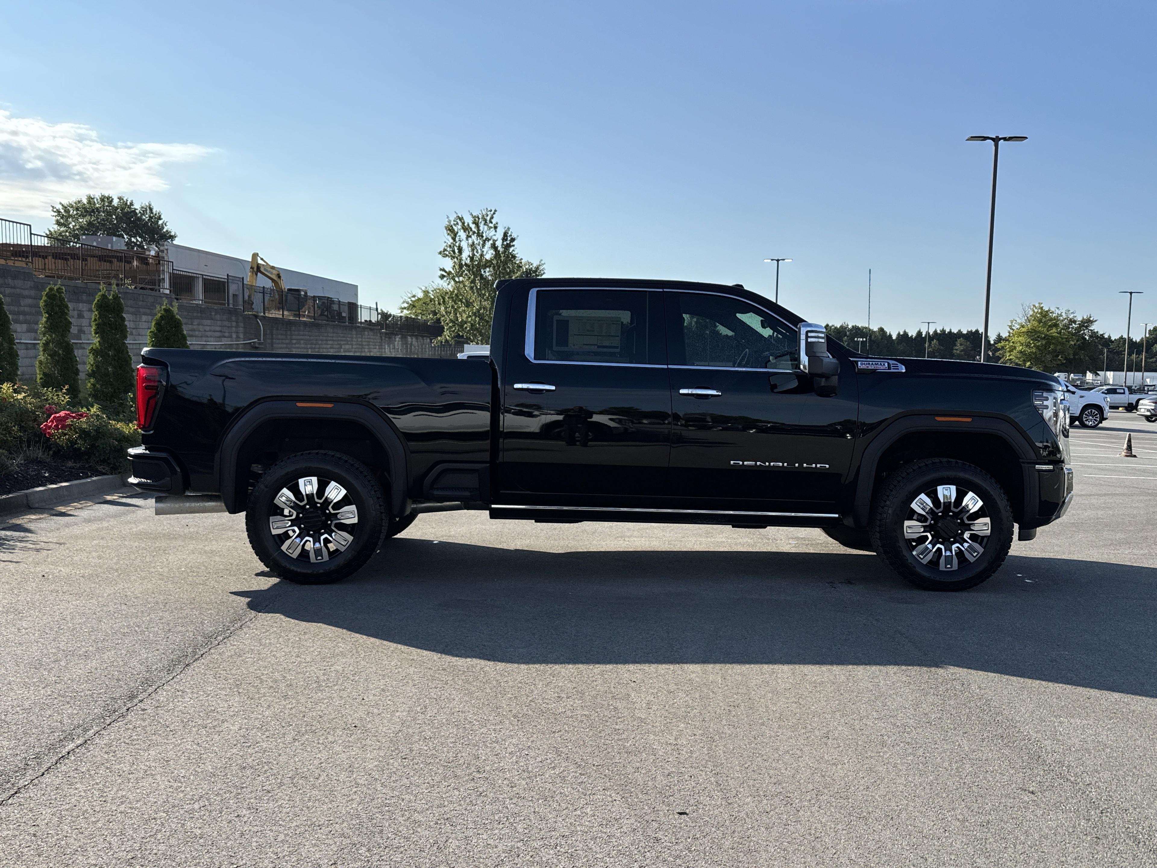 GMC Sierra 2500 Hd Denali Four Wheel Drive Crew Cab - Thumbnail 10