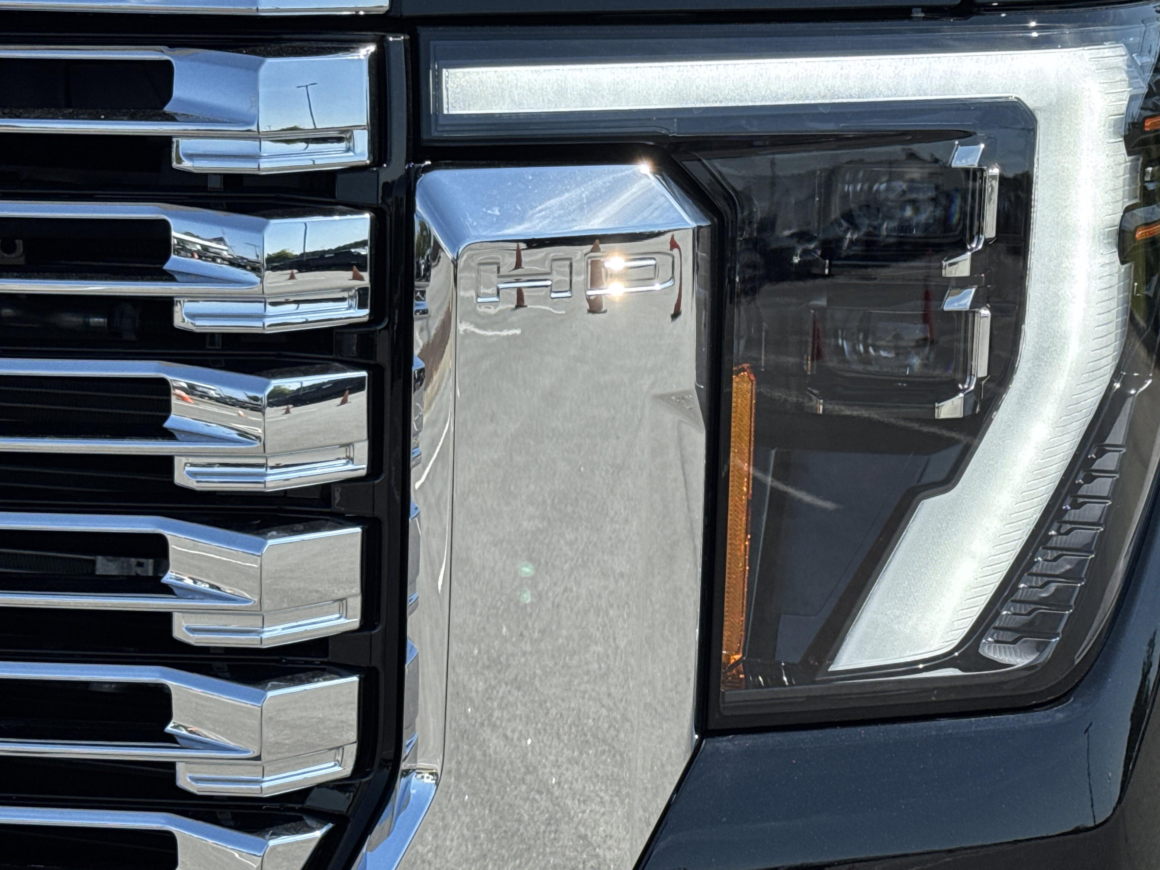 GMC Sierra 2500 Hd Denali Four Wheel Drive Crew Cab - Thumbnail 4