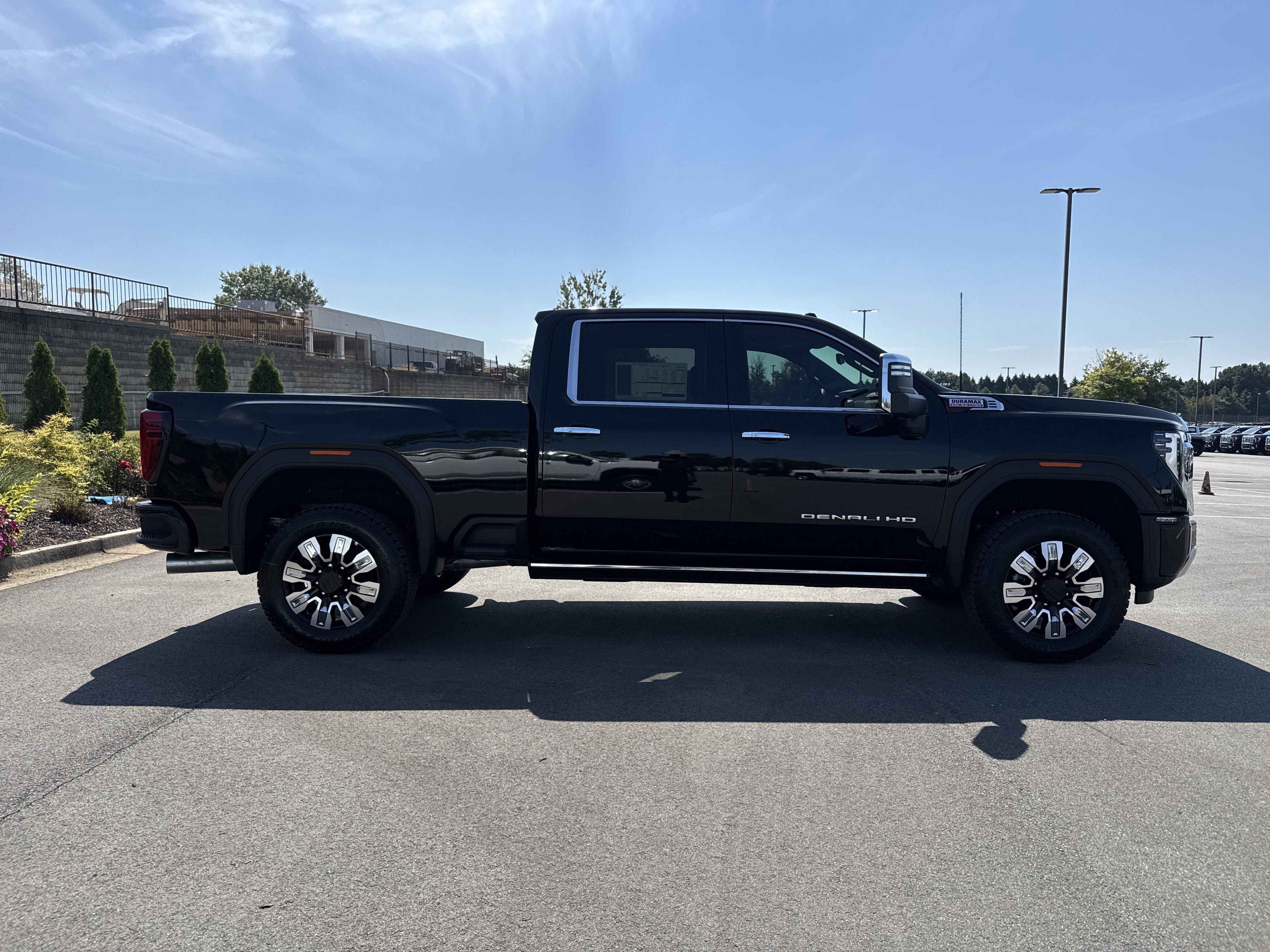 GMC Sierra 2500 Hd Denali Four Wheel Drive Crew Cab - Thumbnail 10