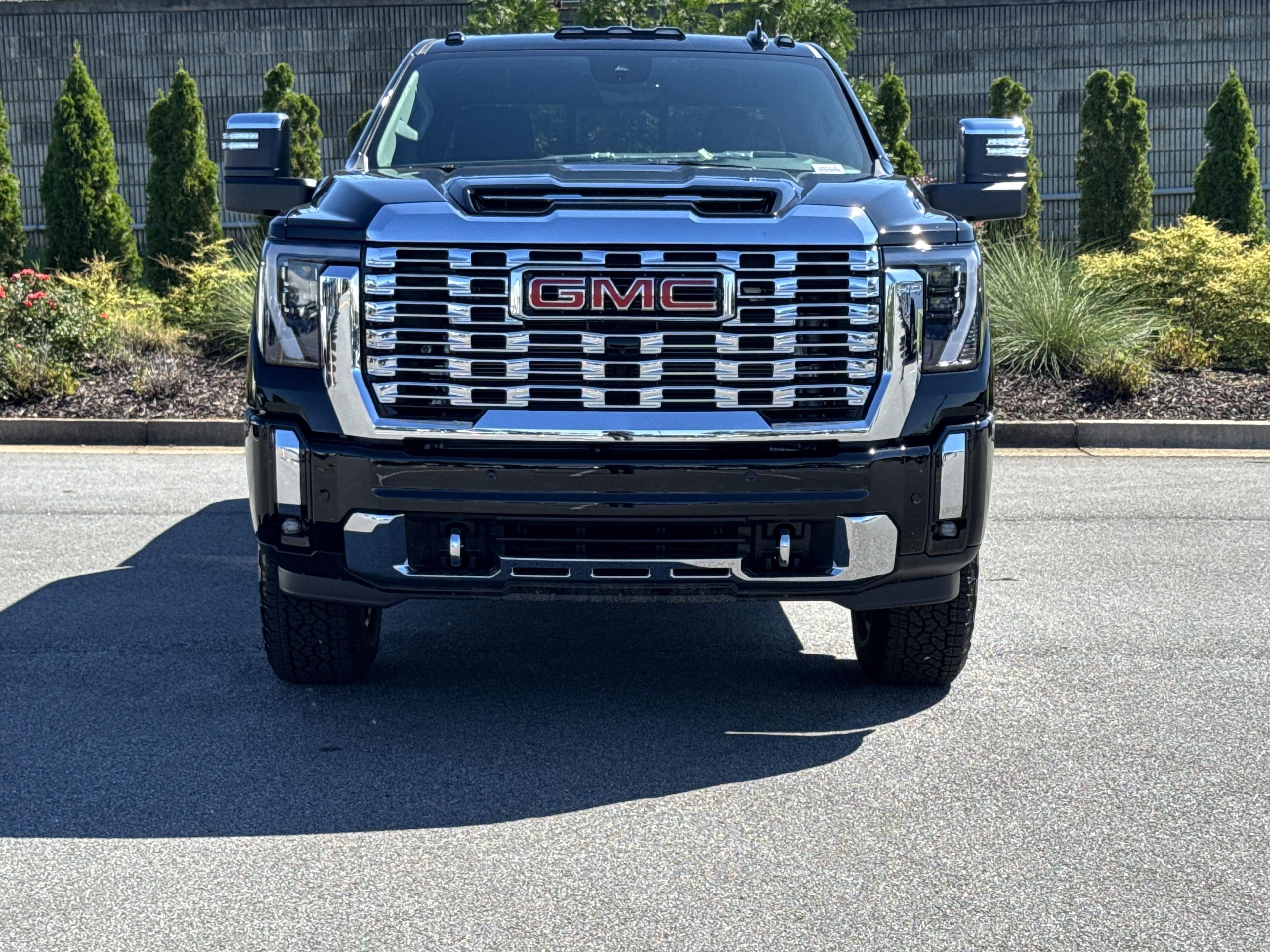 GMC Sierra 2500 Hd Denali Four Wheel Drive Crew Cab - Thumbnail 2