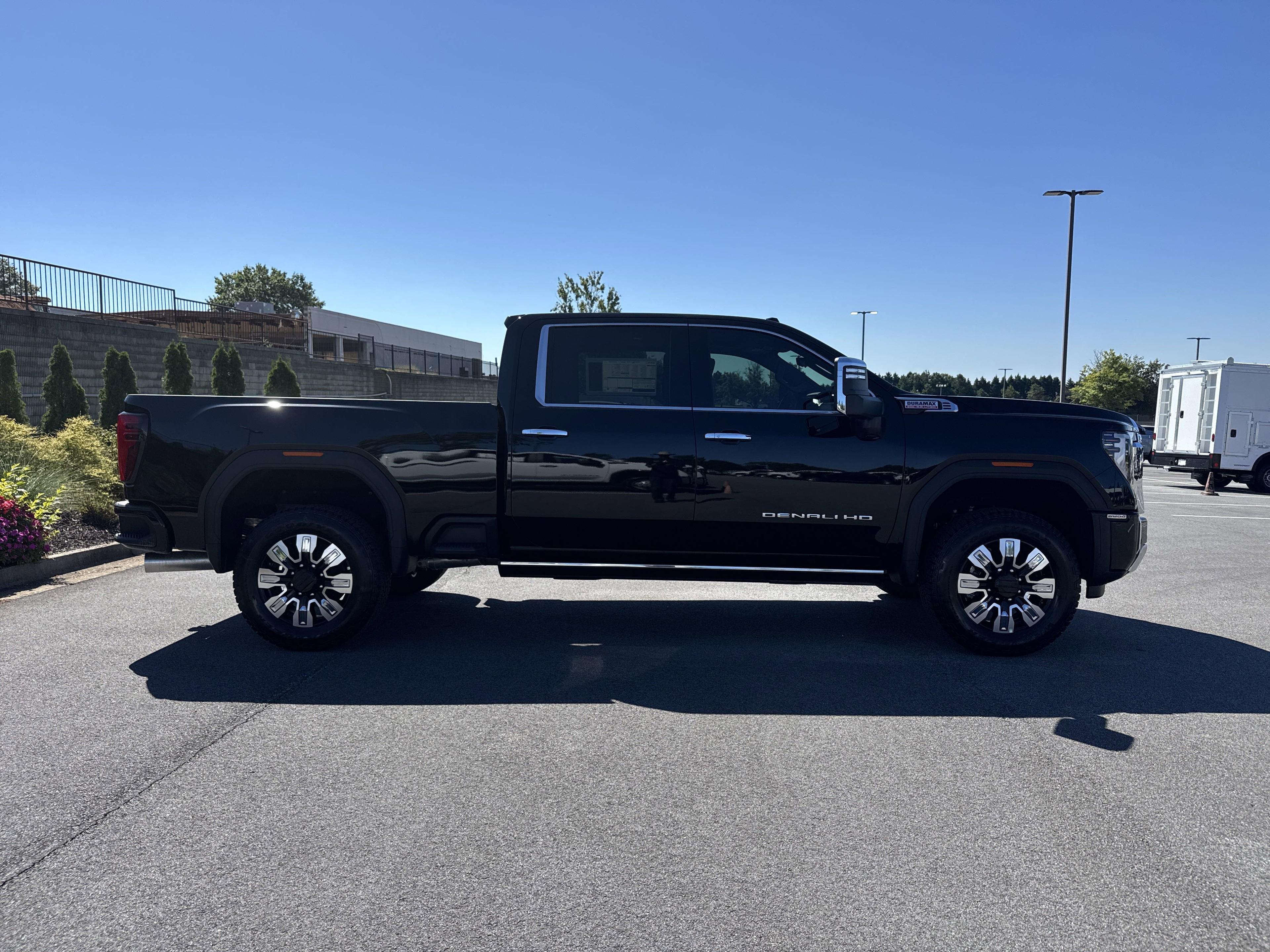 GMC Sierra 2500 Hd Denali Four Wheel Drive Crew Cab - Thumbnail 10