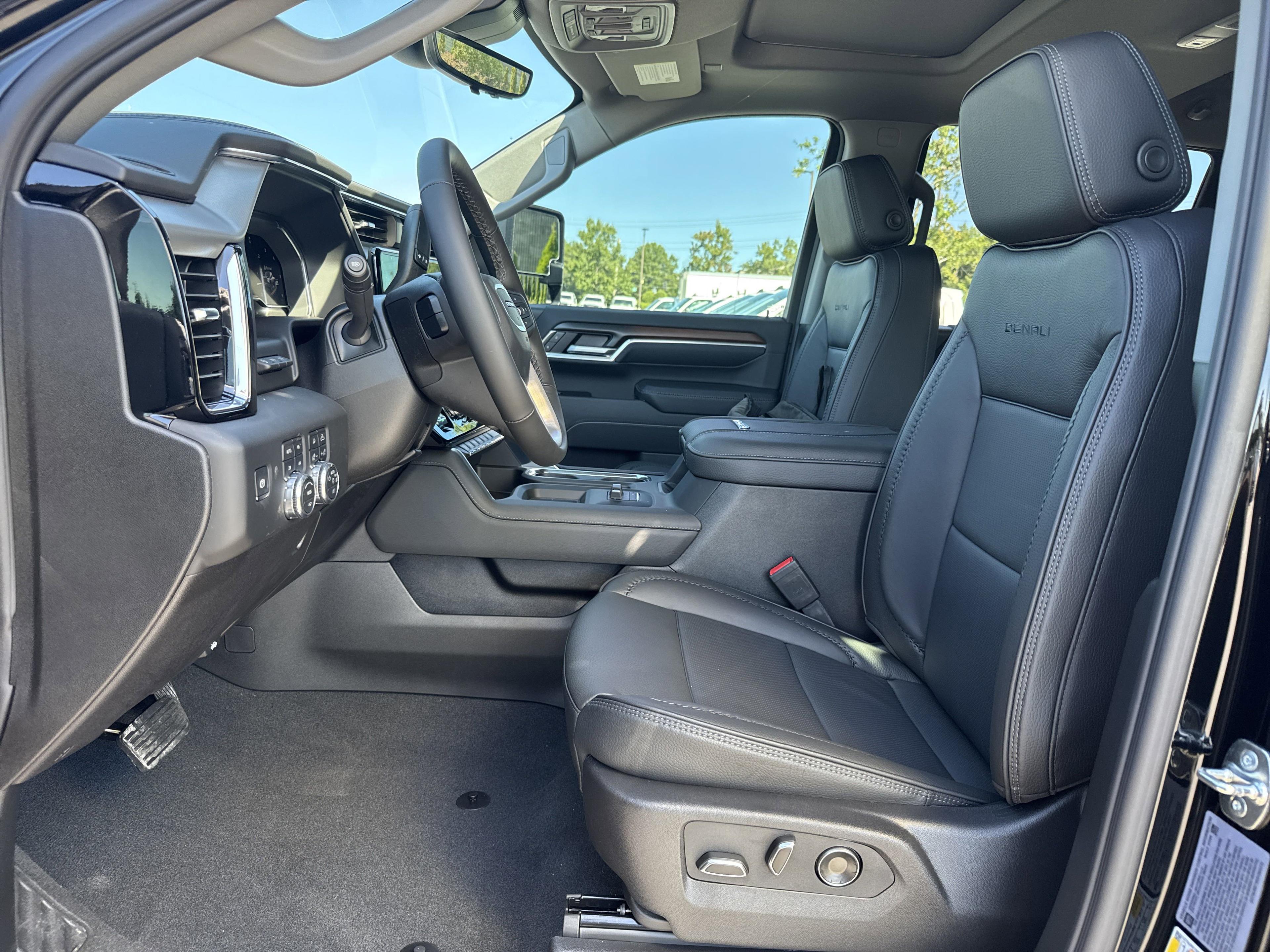 GMC Sierra 2500 Hd Denali Four Wheel Drive Crew Cab - Thumbnail 15