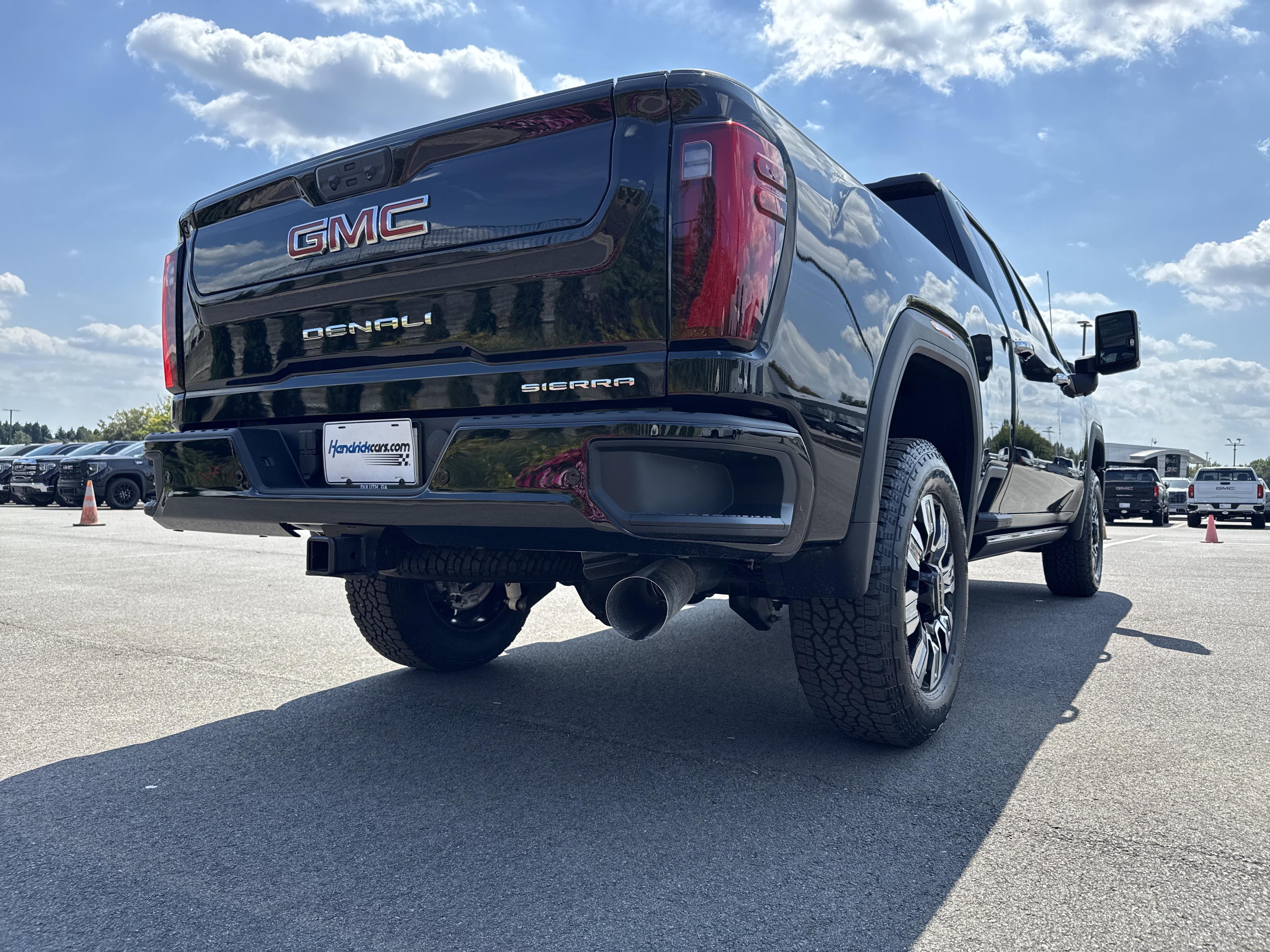 GMC Sierra 2500 Hd Denali Four Wheel Drive Crew Cab - Thumbnail 9