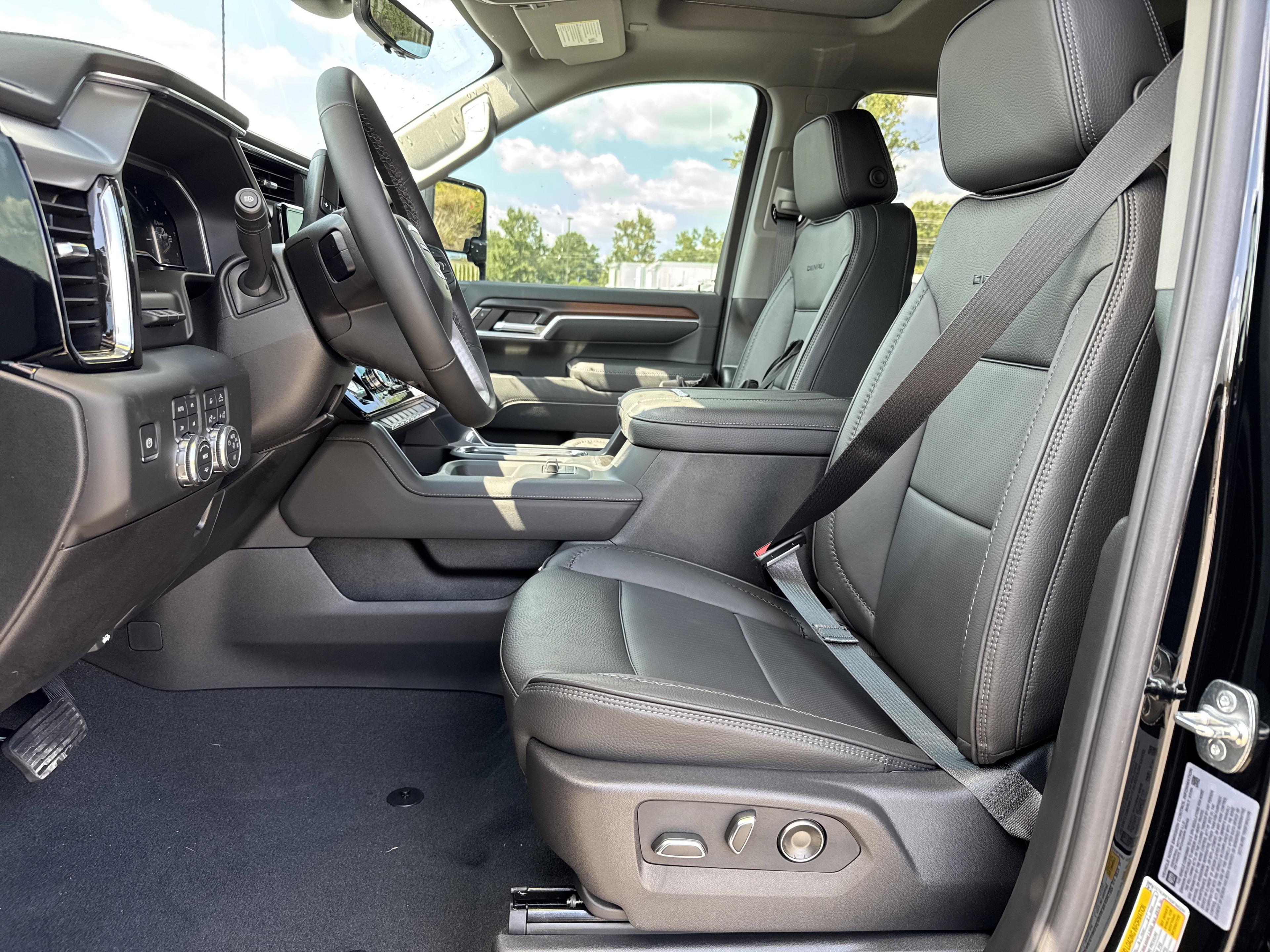 GMC Sierra 2500 Hd Denali Four Wheel Drive Crew Cab - Thumbnail 15