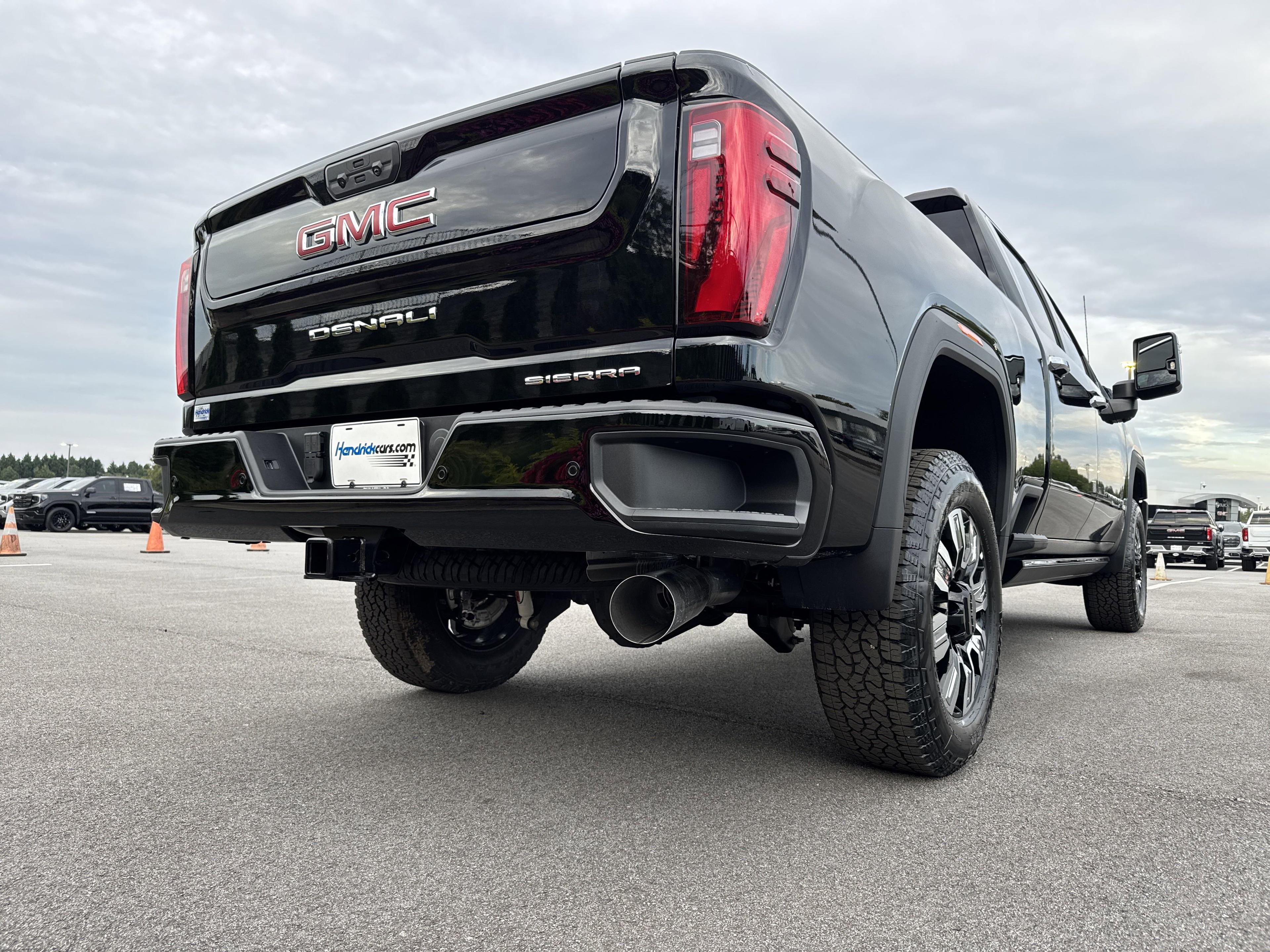 GMC Sierra 2500 Hd Denali Four Wheel Drive Crew Cab - Thumbnail 9