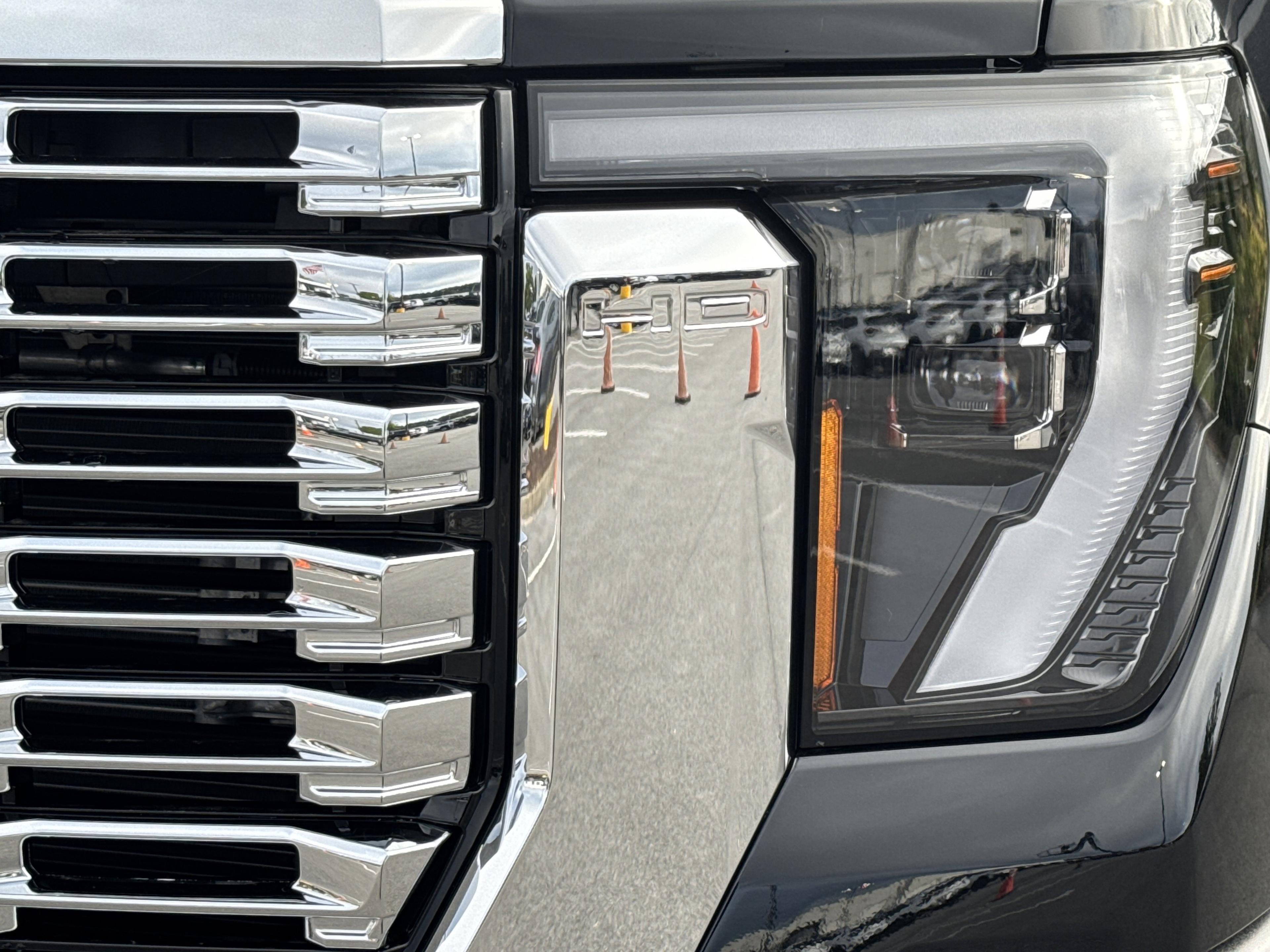 GMC Sierra 2500 Hd Denali Four Wheel Drive Crew Cab - Thumbnail 5