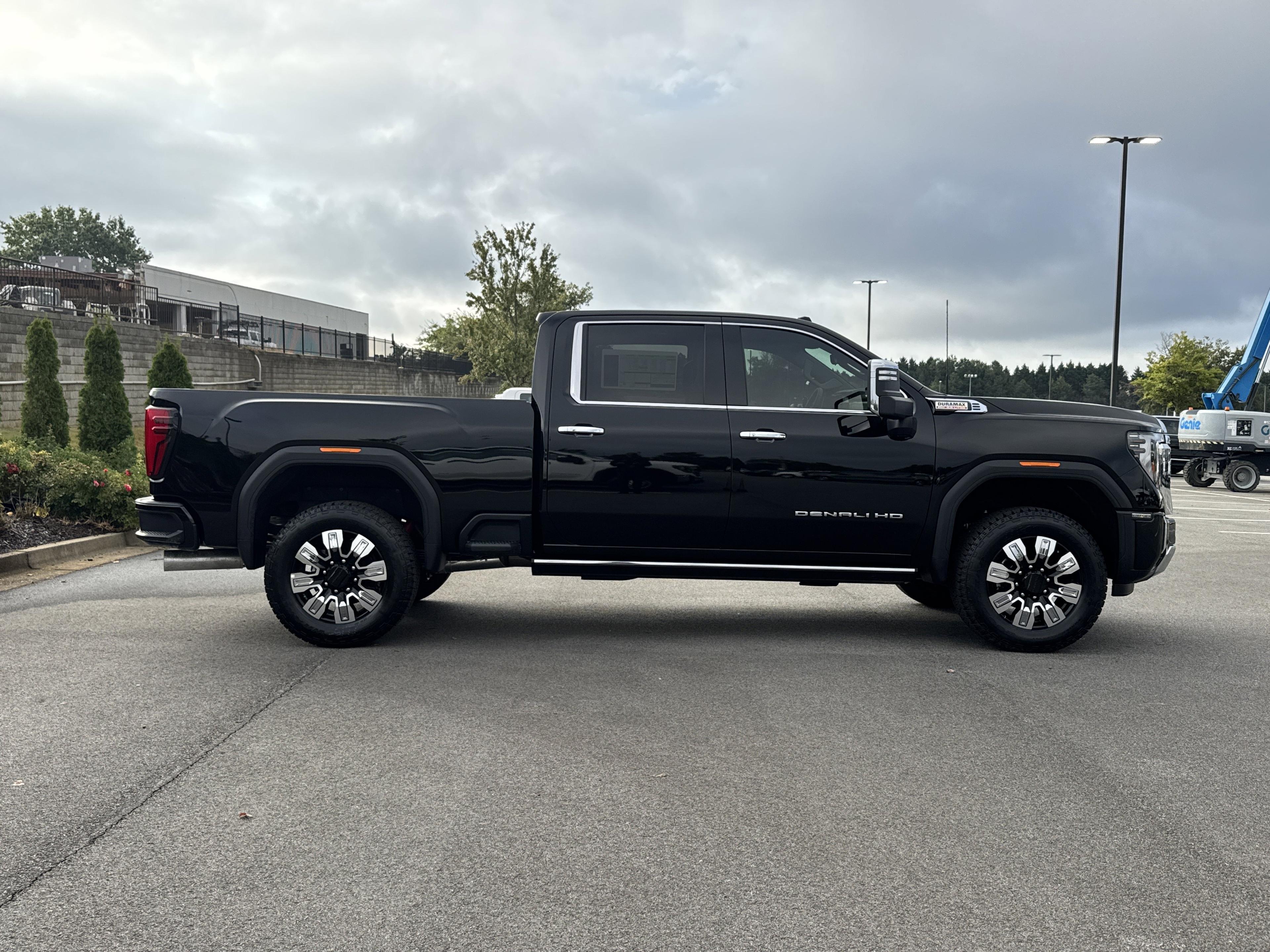 GMC Sierra 2500 Hd Denali Four Wheel Drive Crew Cab - Thumbnail 10