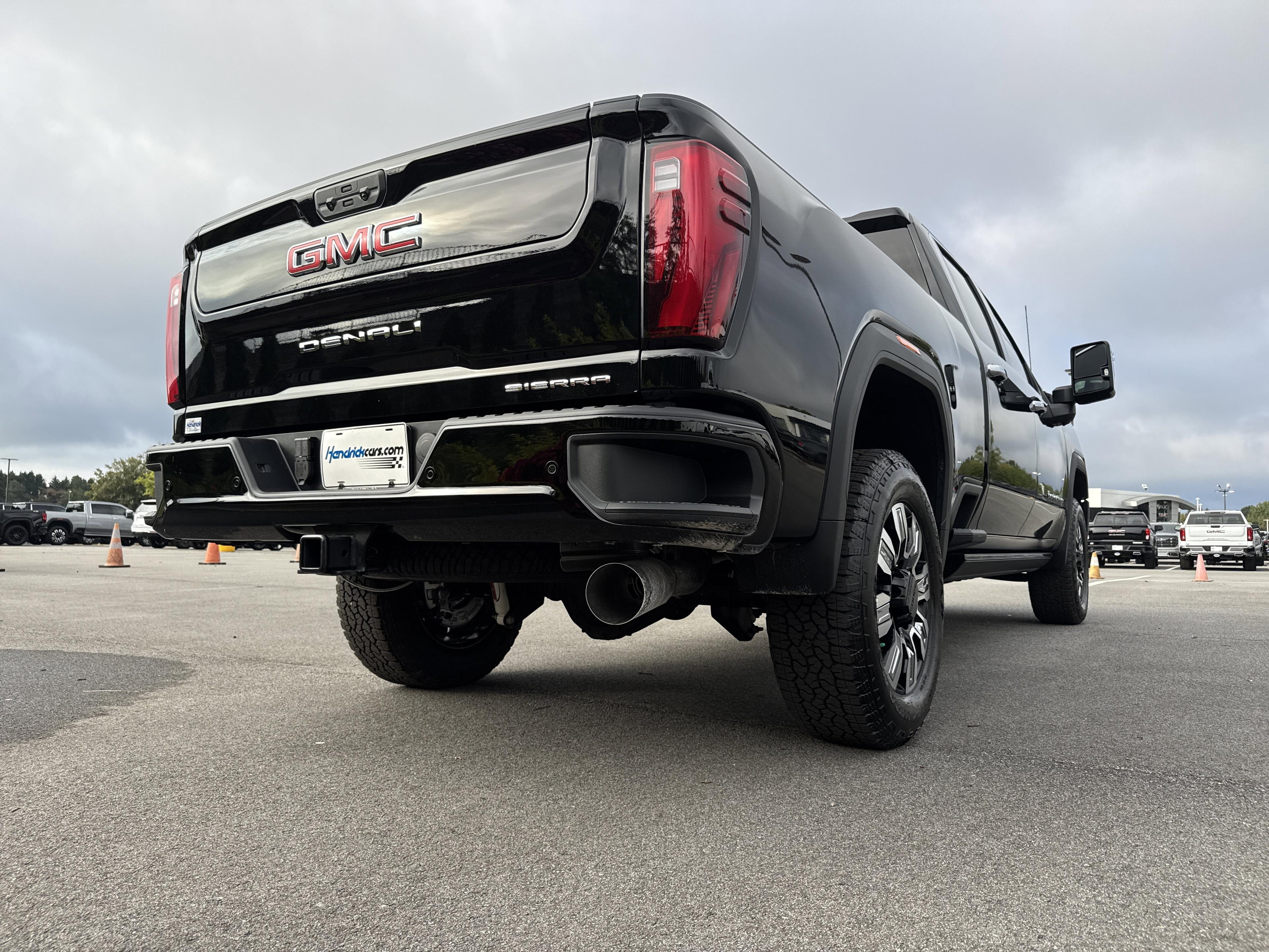 GMC Sierra 2500 Hd Denali Four Wheel Drive Crew Cab - Thumbnail 9