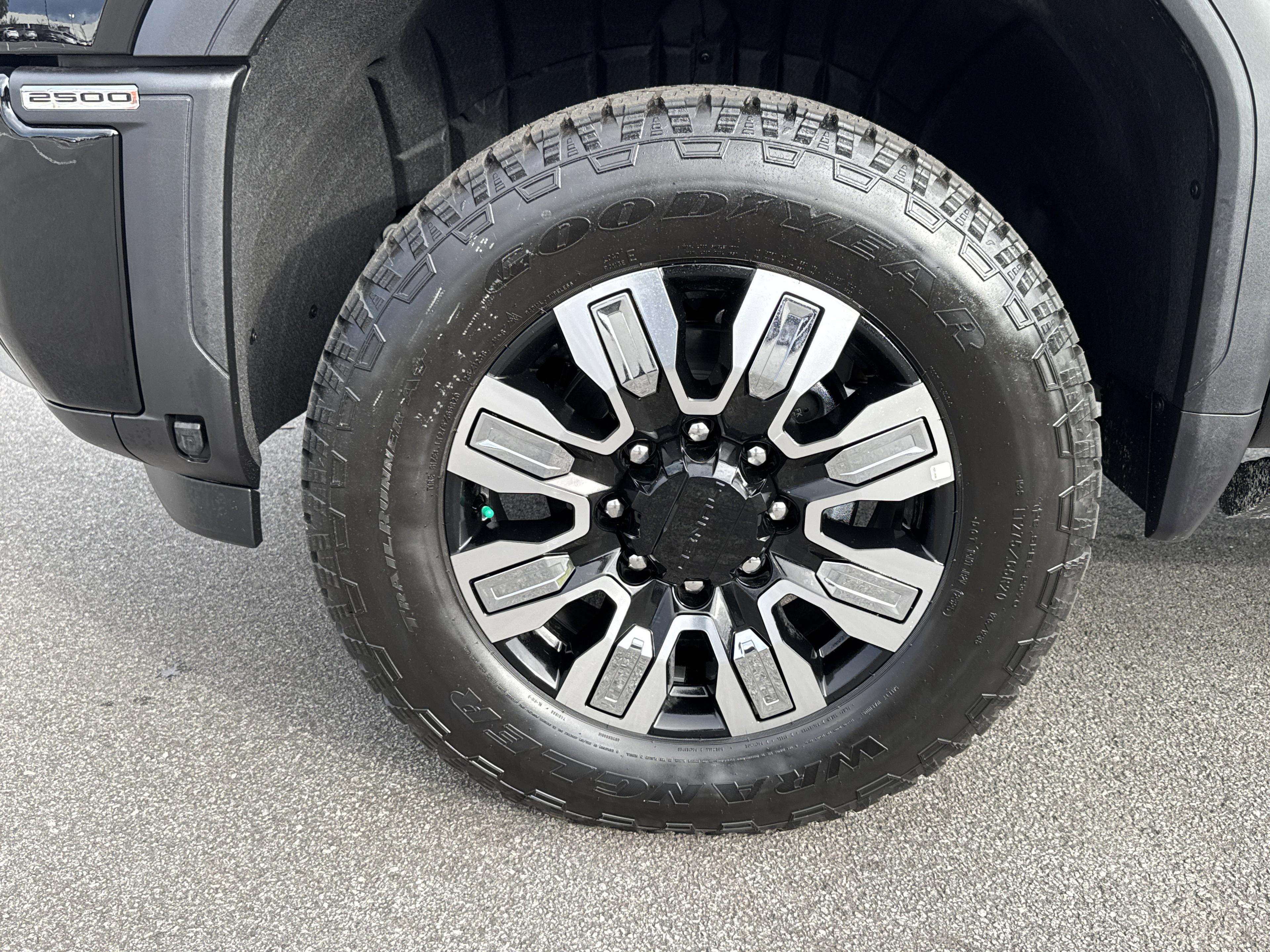 GMC Sierra 2500 Hd Denali Four Wheel Drive Crew Cab - Thumbnail 12