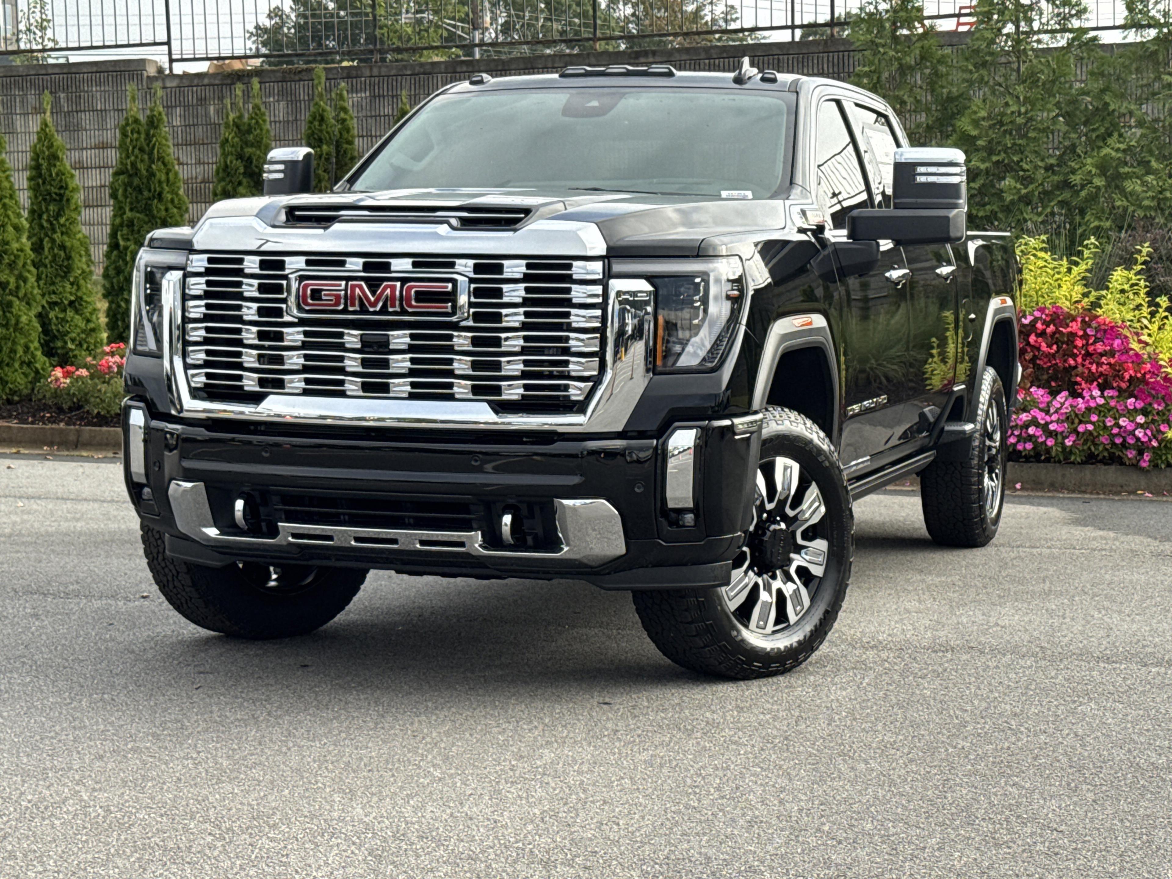 GMC Sierra 2500 Hd Denali Four Wheel Drive Crew Cab - Thumbnail 4