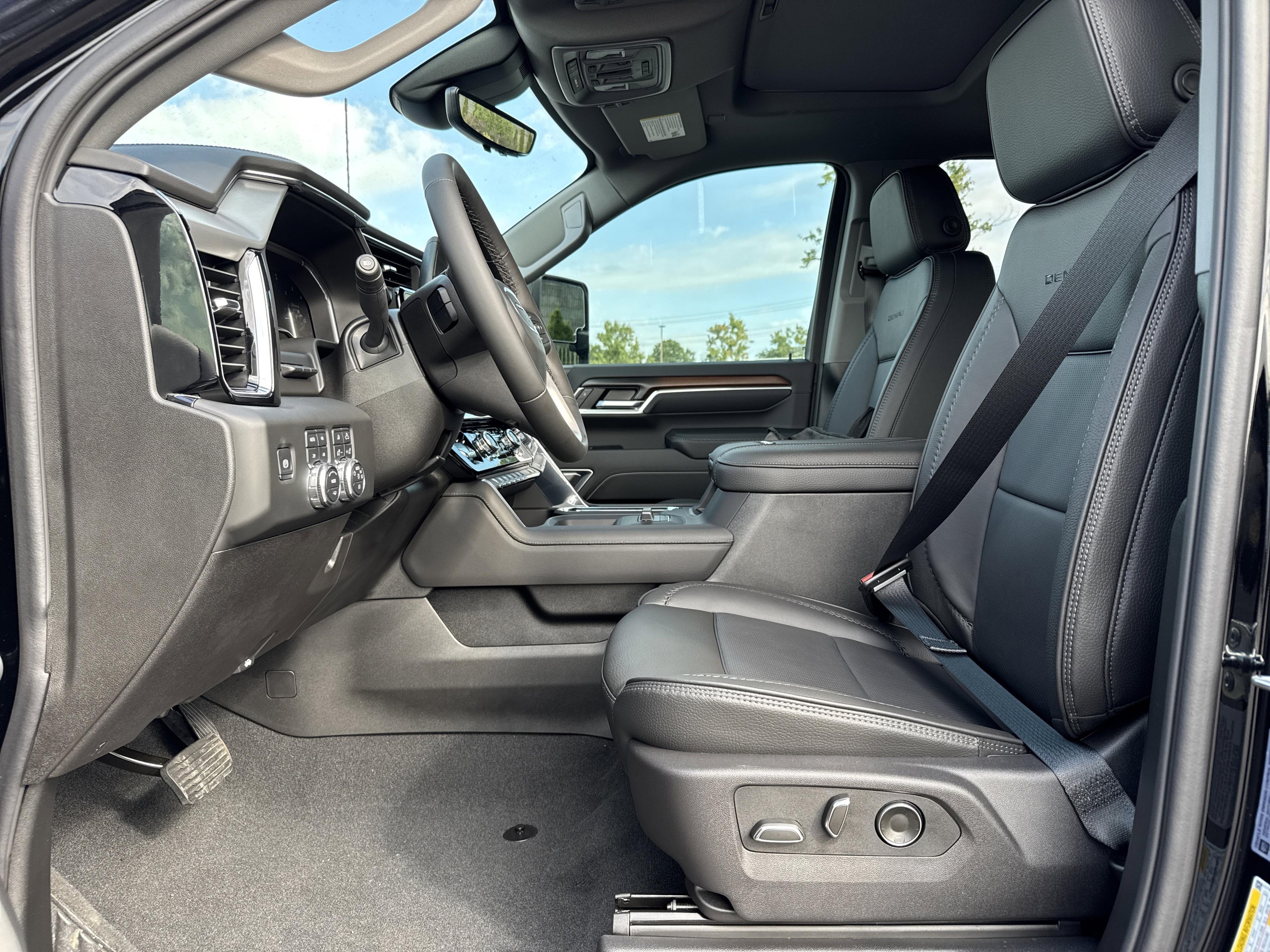 GMC Sierra 2500 Hd Denali Four Wheel Drive Crew Cab - Thumbnail 15