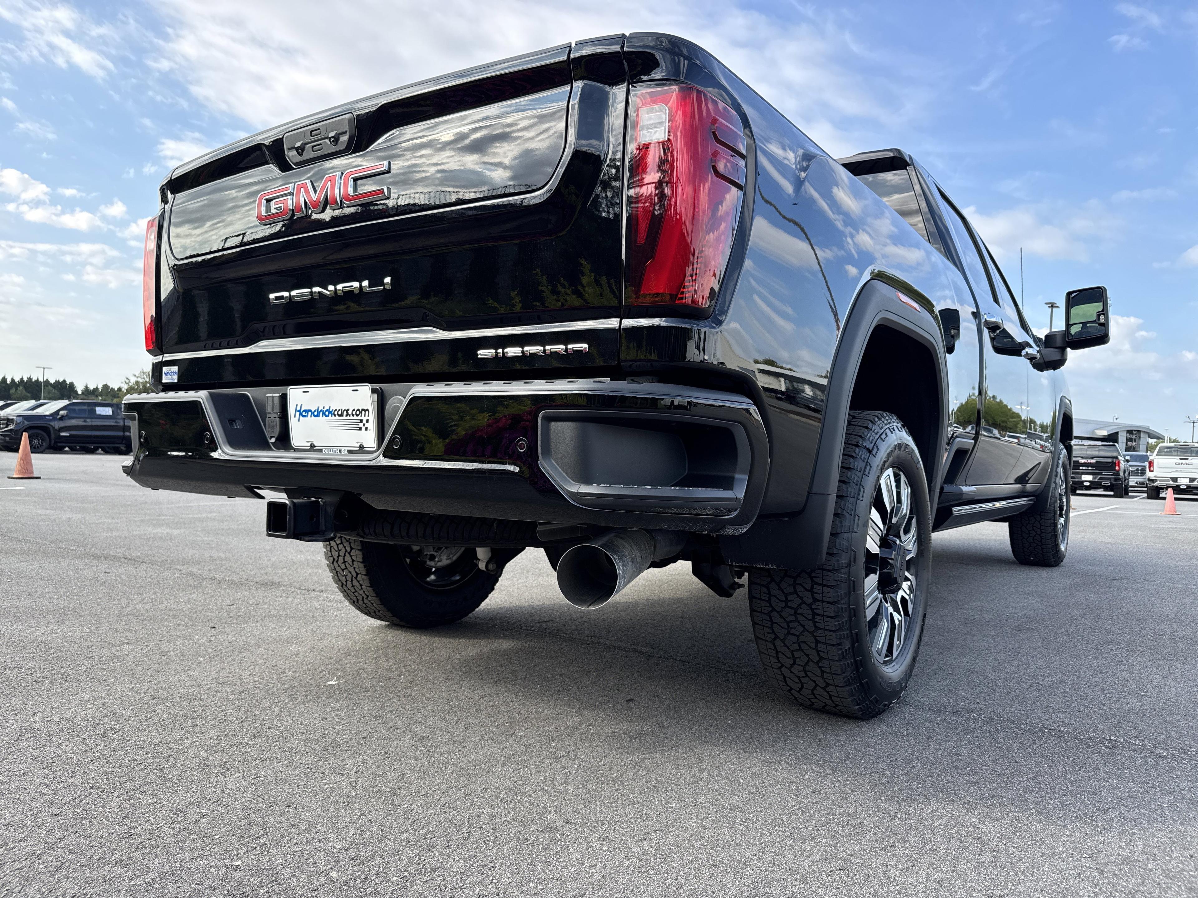 GMC Sierra 2500 Hd Denali Four Wheel Drive Crew Cab - Thumbnail 9