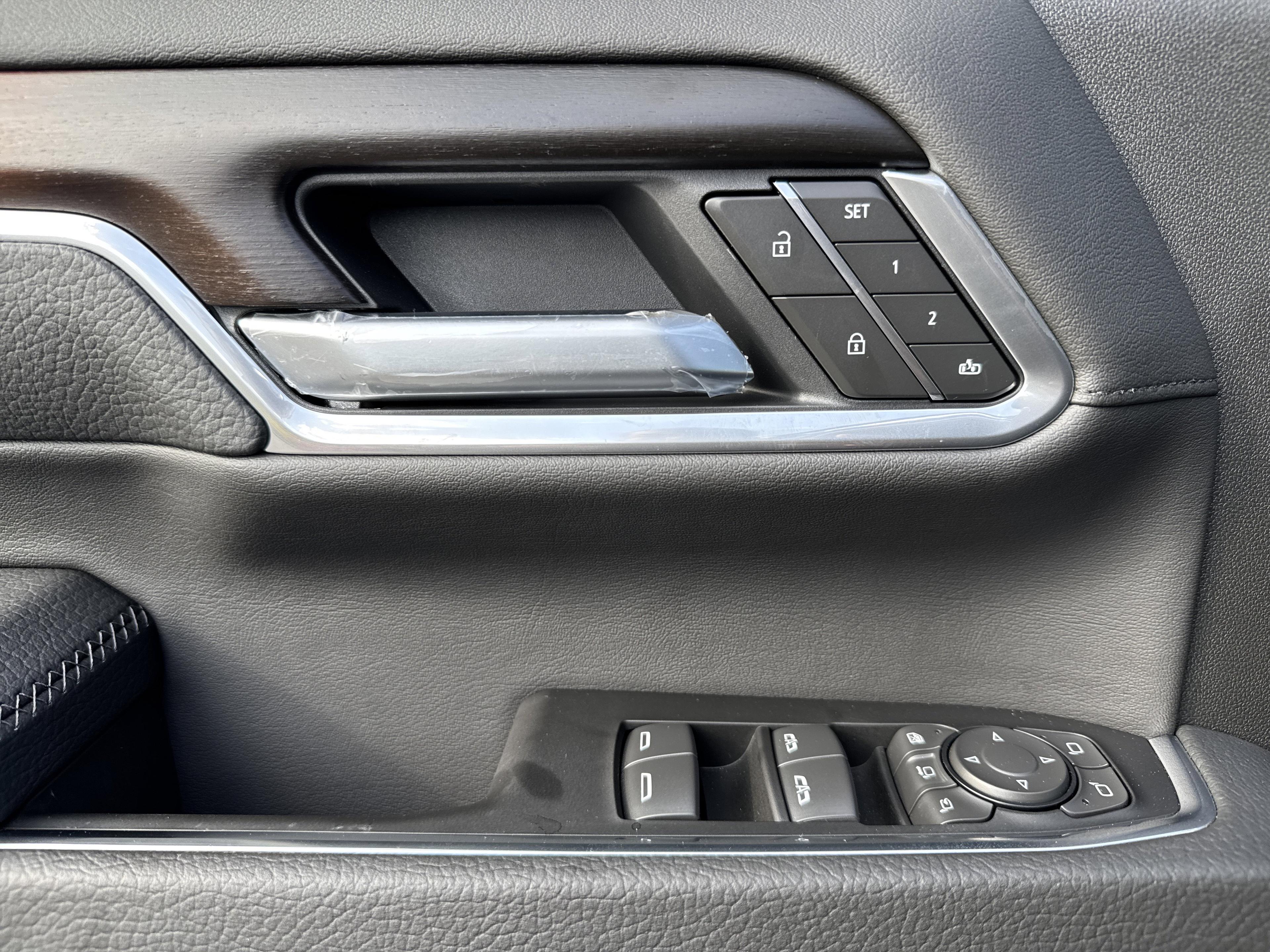 GMC Sierra 2500 Hd Denali Four Wheel Drive Crew Cab - Thumbnail 14