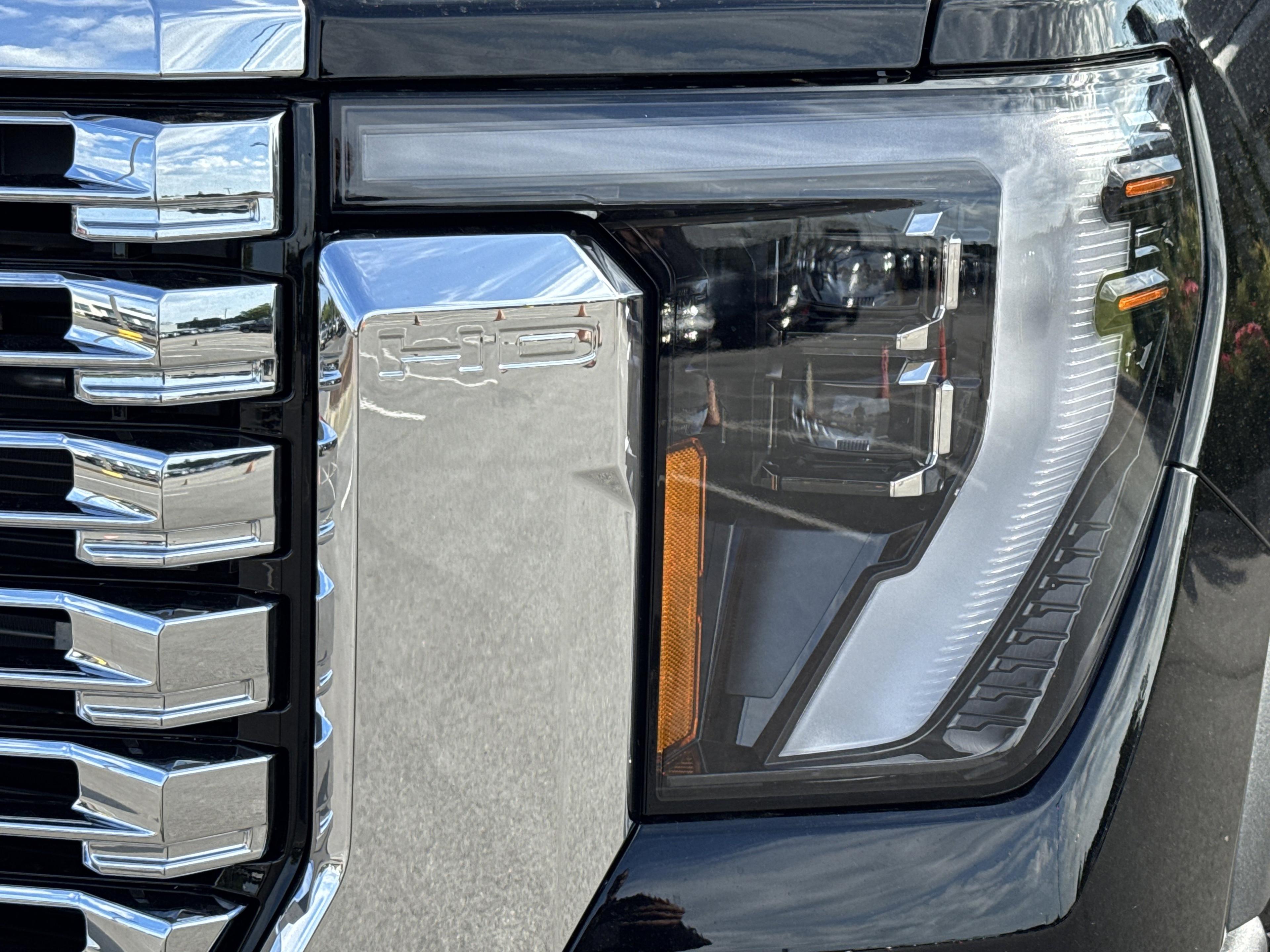 GMC Sierra 2500 Hd Denali Four Wheel Drive Crew Cab - Thumbnail 5