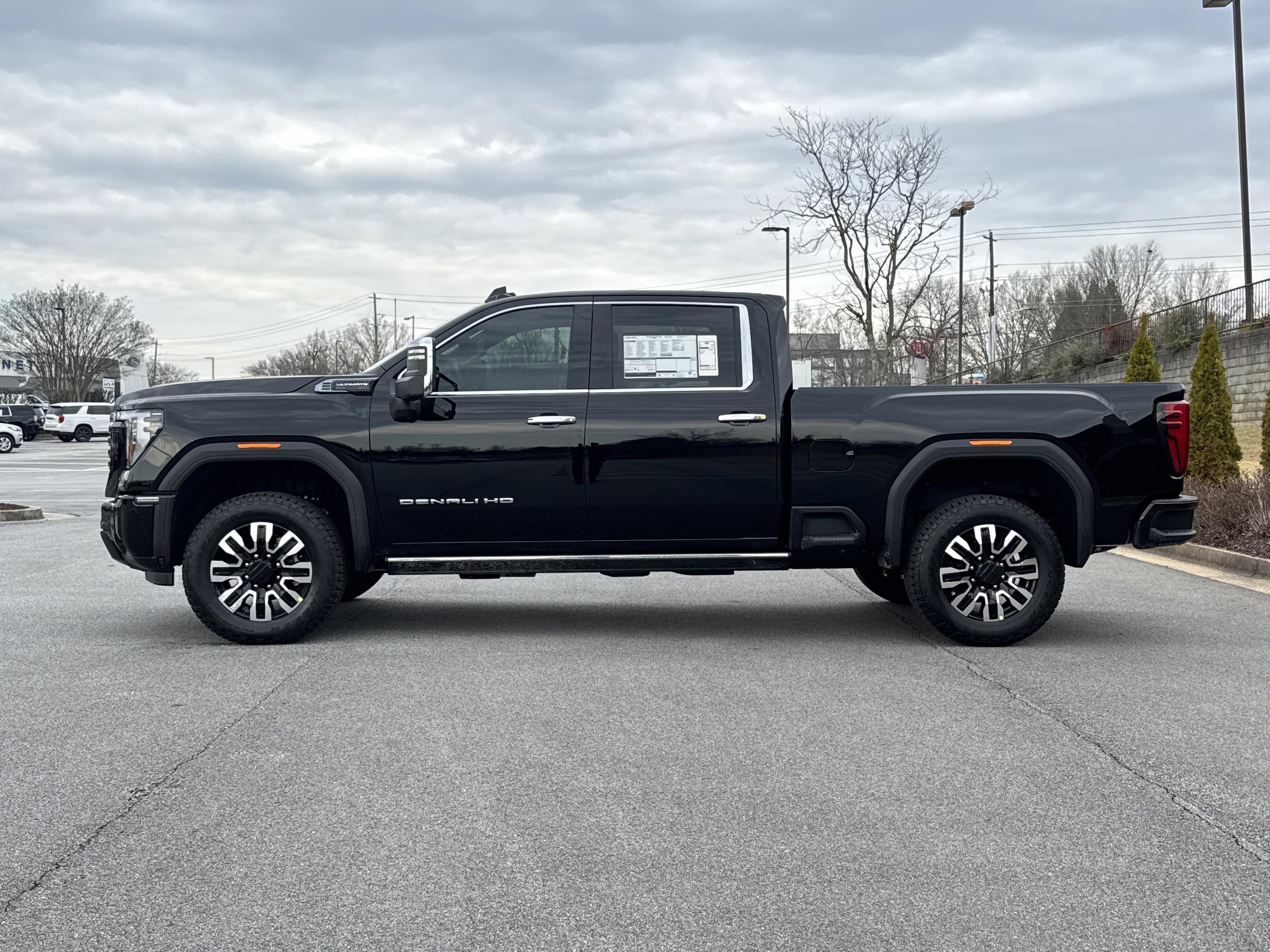 GMC Sierra 2500 Hd Denali Ultimate Four Wheel Drive Crew Cab - Thumbnail 6