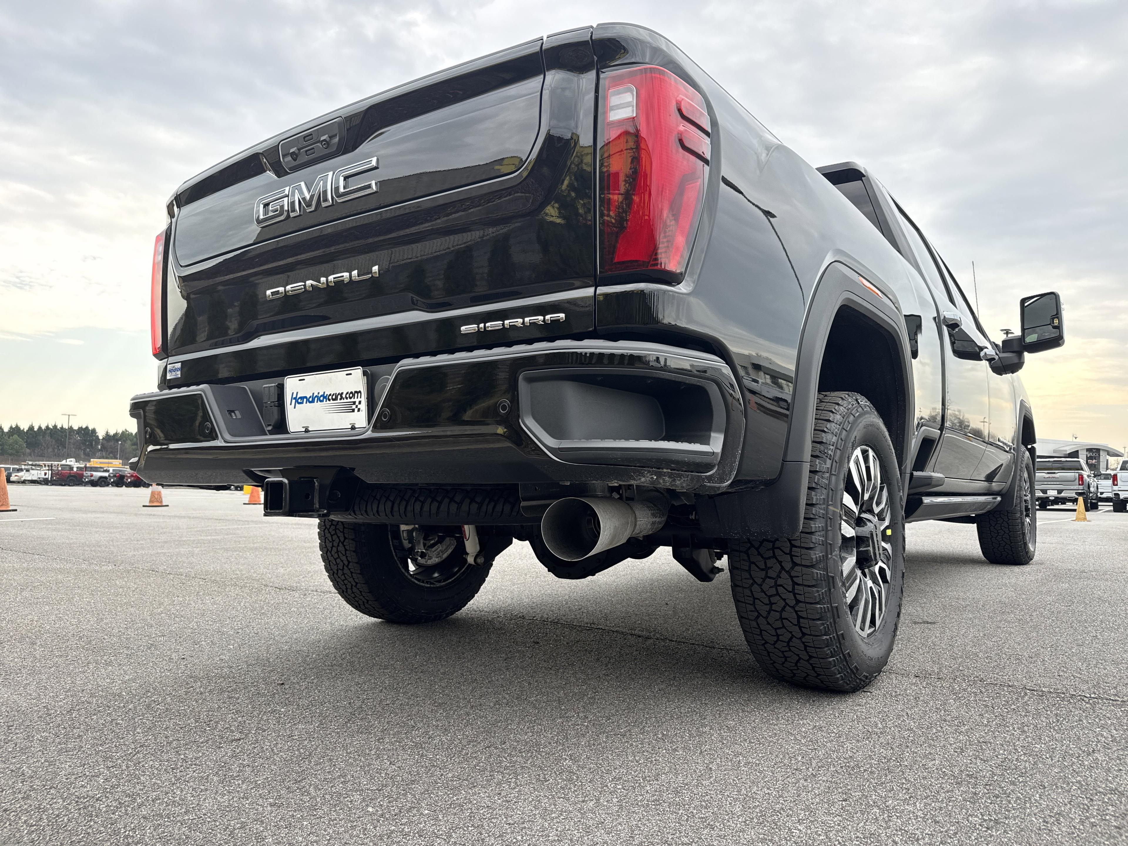 GMC Sierra 2500 Hd Denali Ultimate Four Wheel Drive Crew Cab - Thumbnail 9