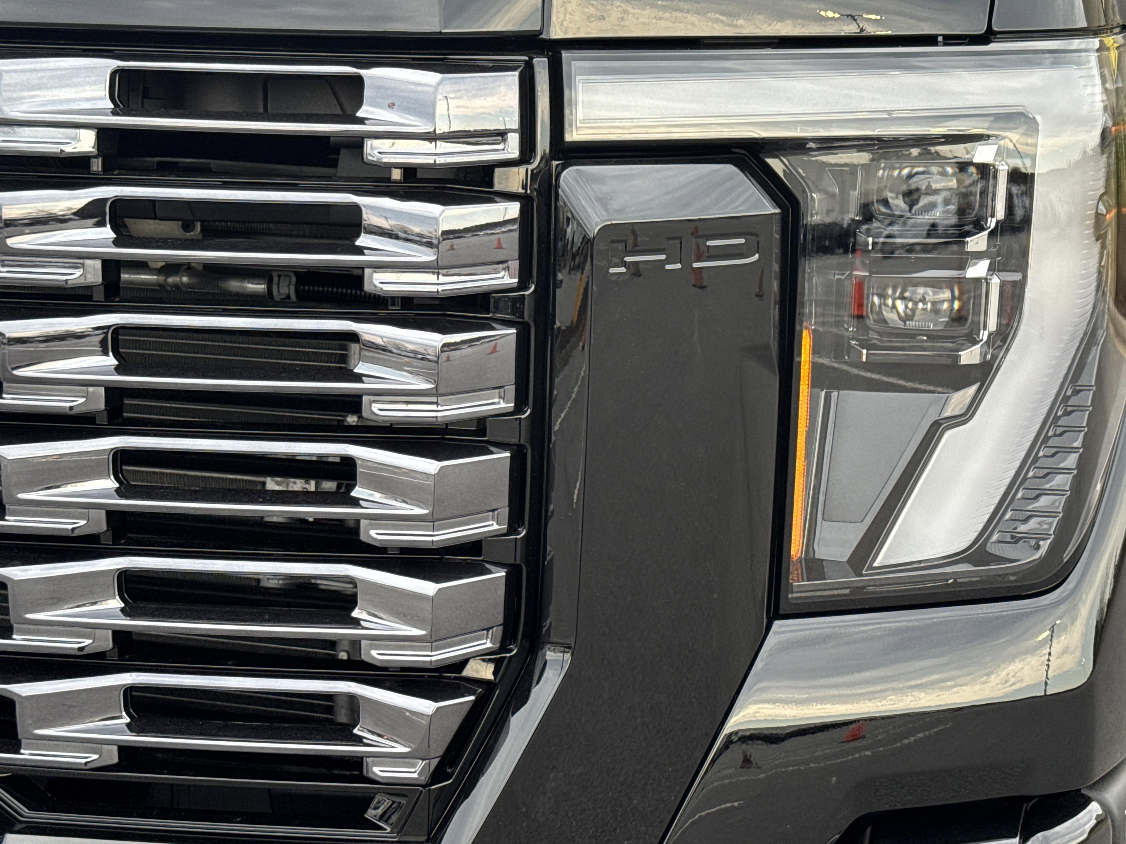 GMC Sierra 2500 Hd Denali Ultimate Four Wheel Drive Crew Cab - Thumbnail 5