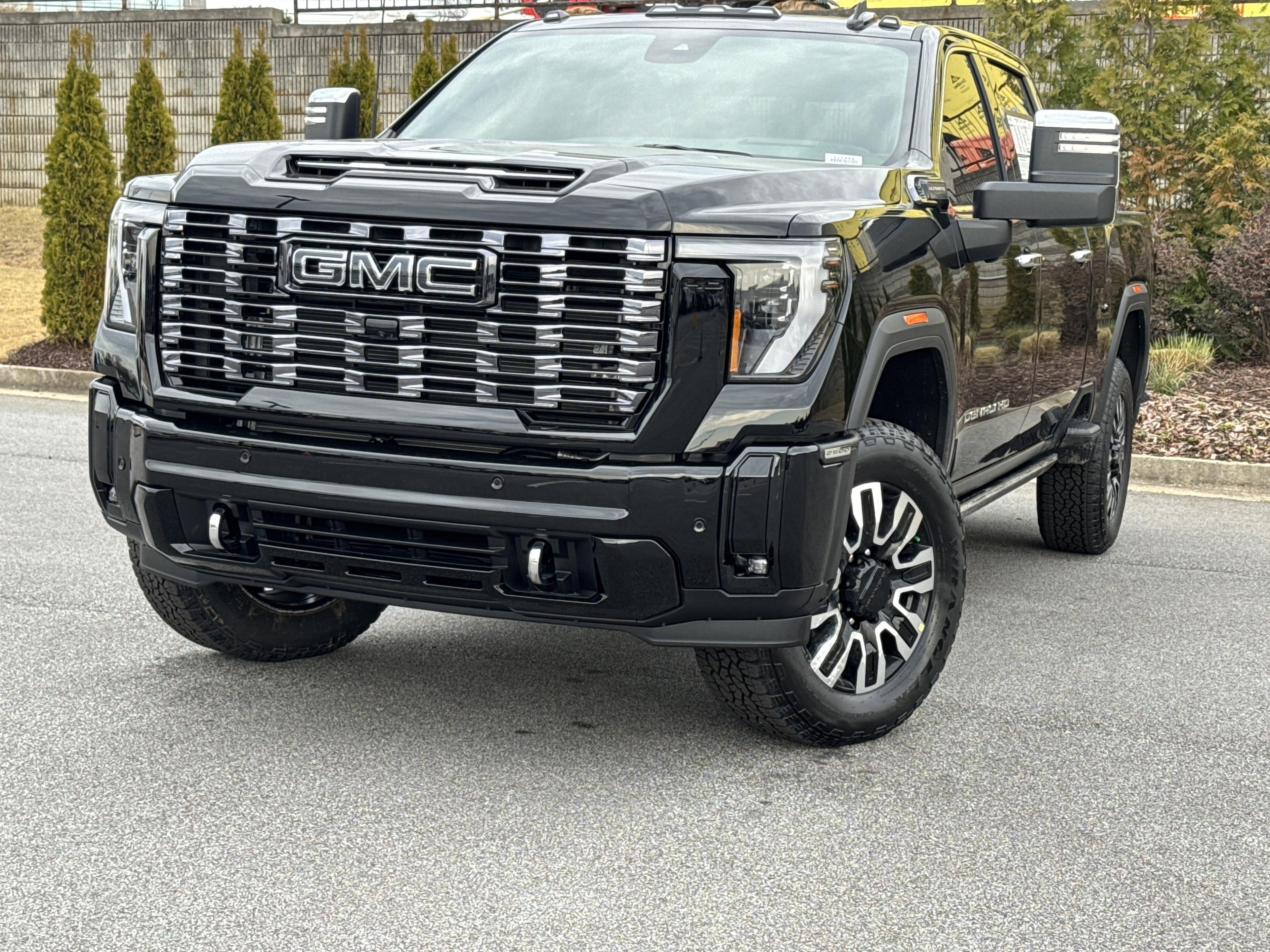 GMC Sierra 2500 Hd Denali Ultimate Four Wheel Drive Crew Cab - Thumbnail 4