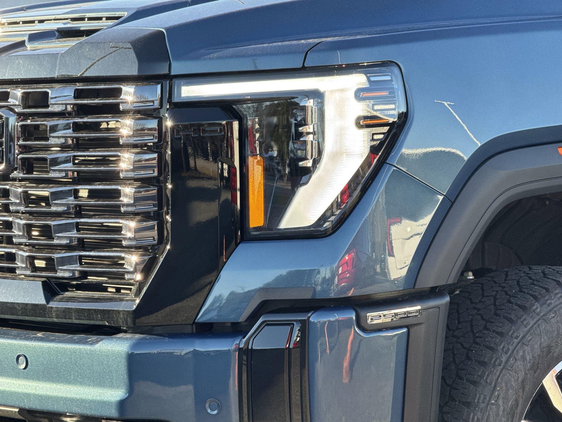 GMC Sierra 2500 Hd Denali Ultimate Four Wheel Drive Crew Cab - Thumbnail 5