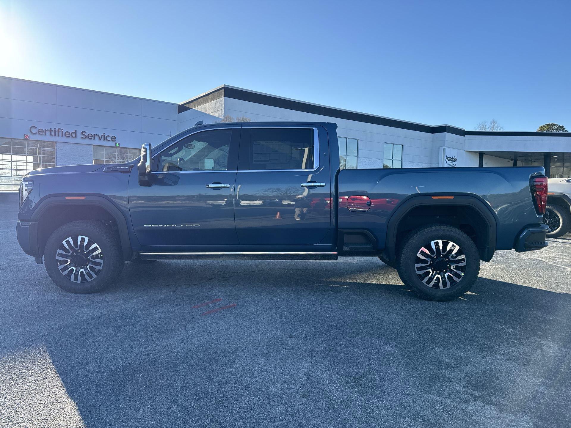 GMC Sierra 2500 Hd Denali Ultimate Four Wheel Drive Crew Cab - Thumbnail 6