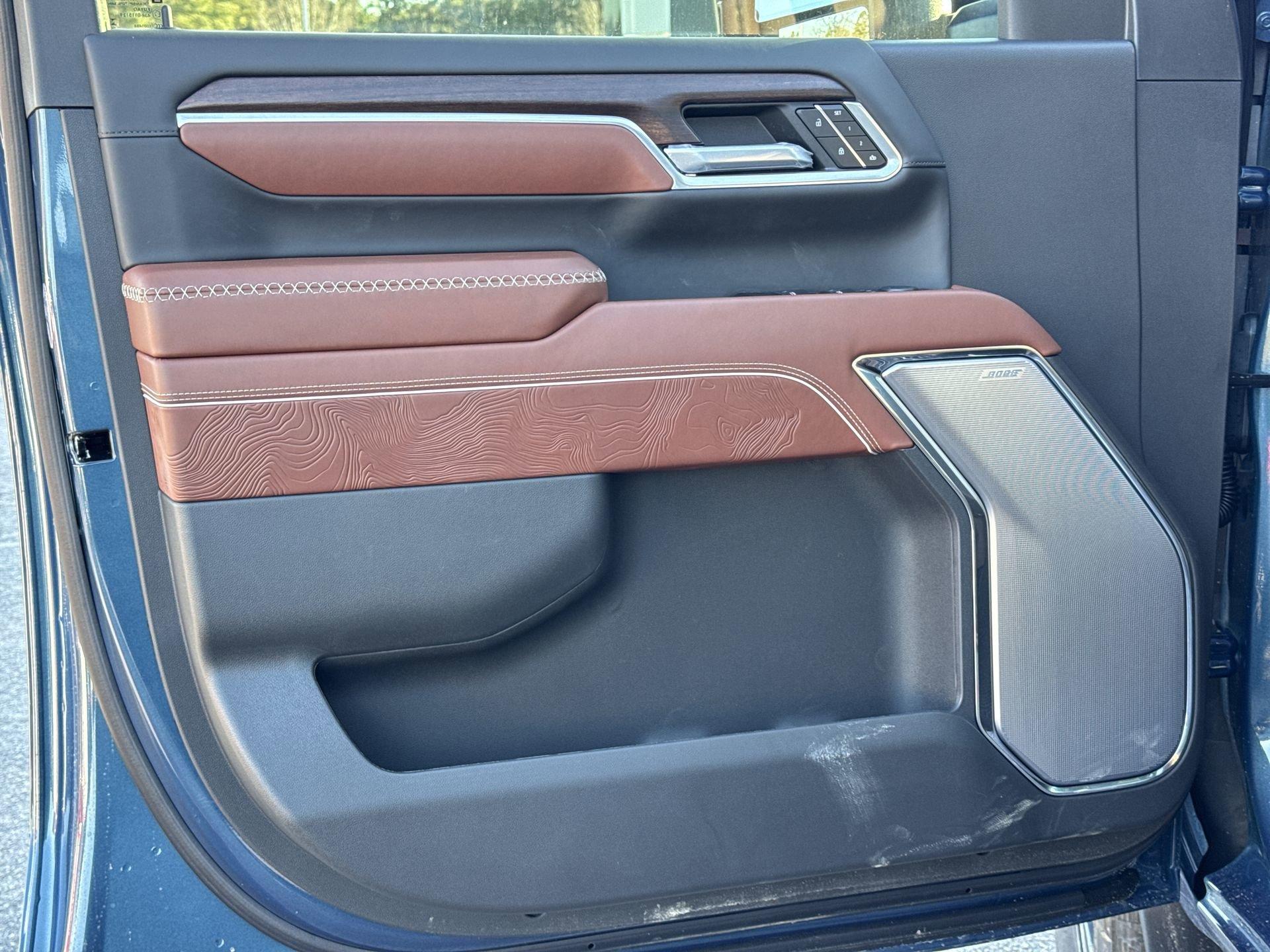 GMC Sierra 2500 Hd Denali Ultimate Four Wheel Drive Crew Cab - Thumbnail 12