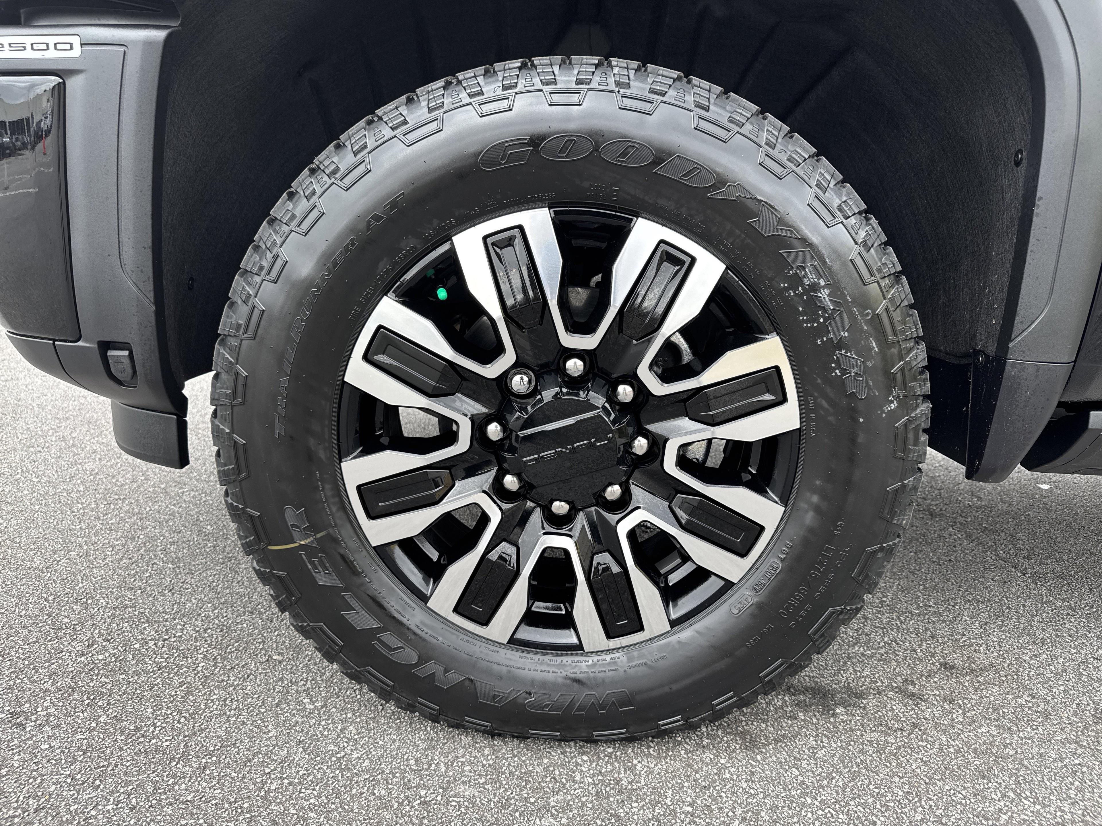 GMC Sierra 2500 Hd Denali Ultimate Four Wheel Drive Crew Cab - Thumbnail 12