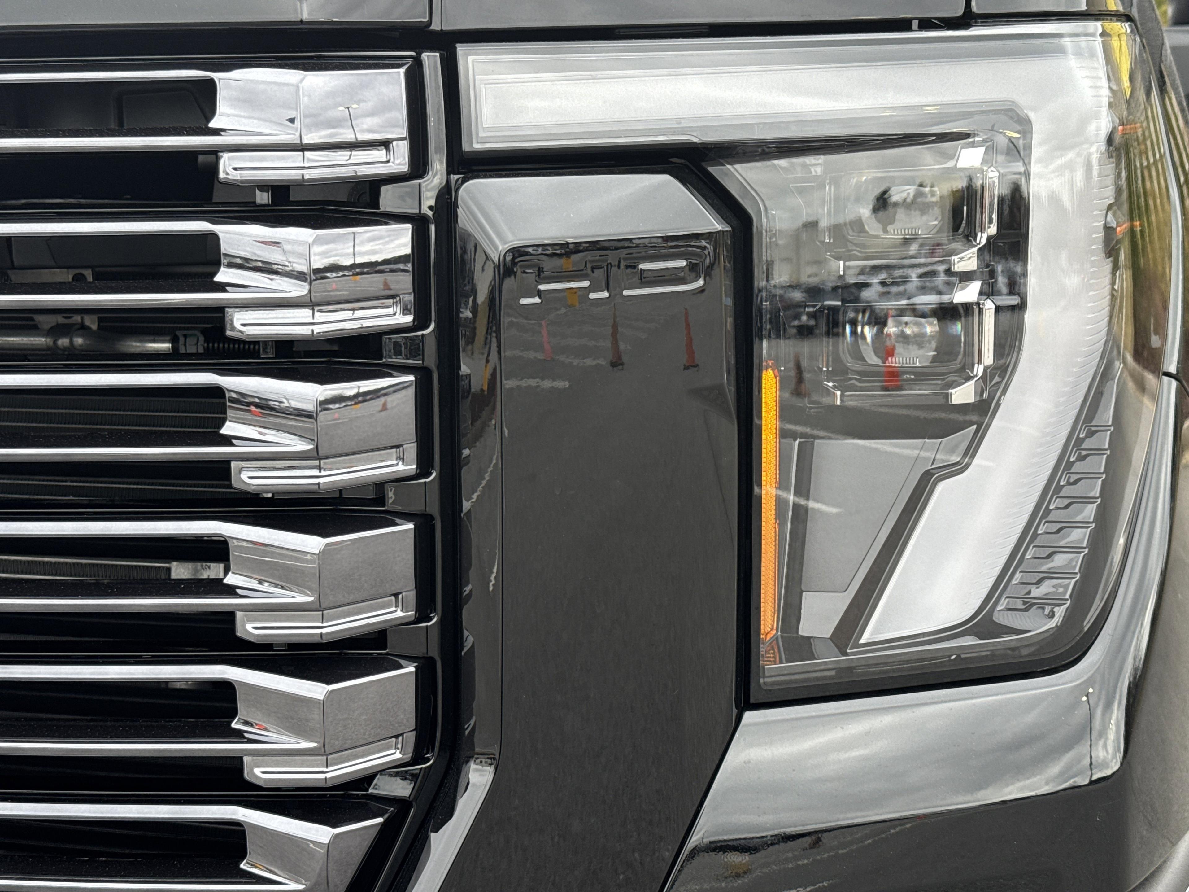 GMC Sierra 2500 Hd Denali Ultimate Four Wheel Drive Crew Cab - Thumbnail 5