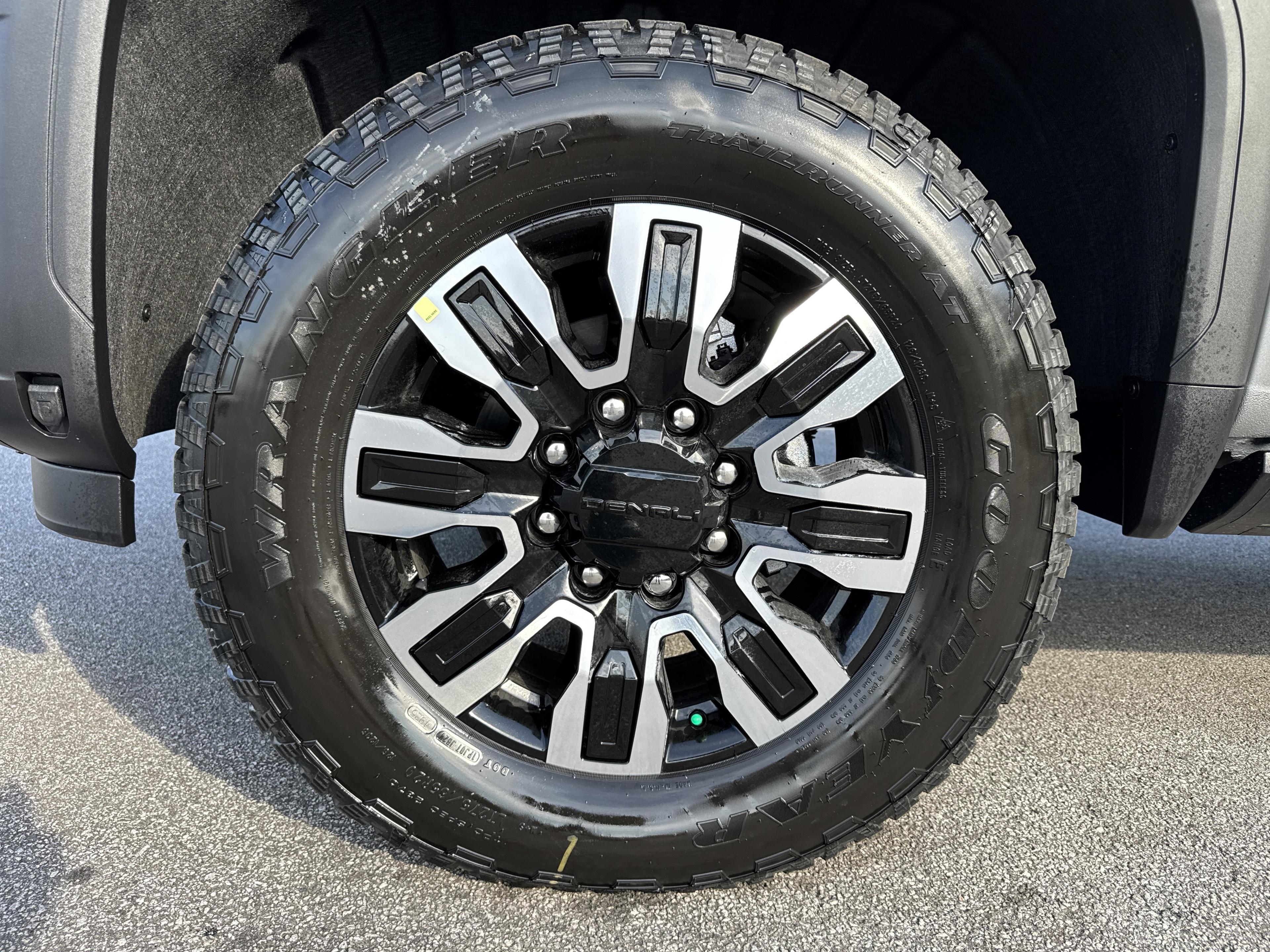 GMC Sierra 2500 Hd Denali Ultimate Four Wheel Drive Crew Cab - Thumbnail 12