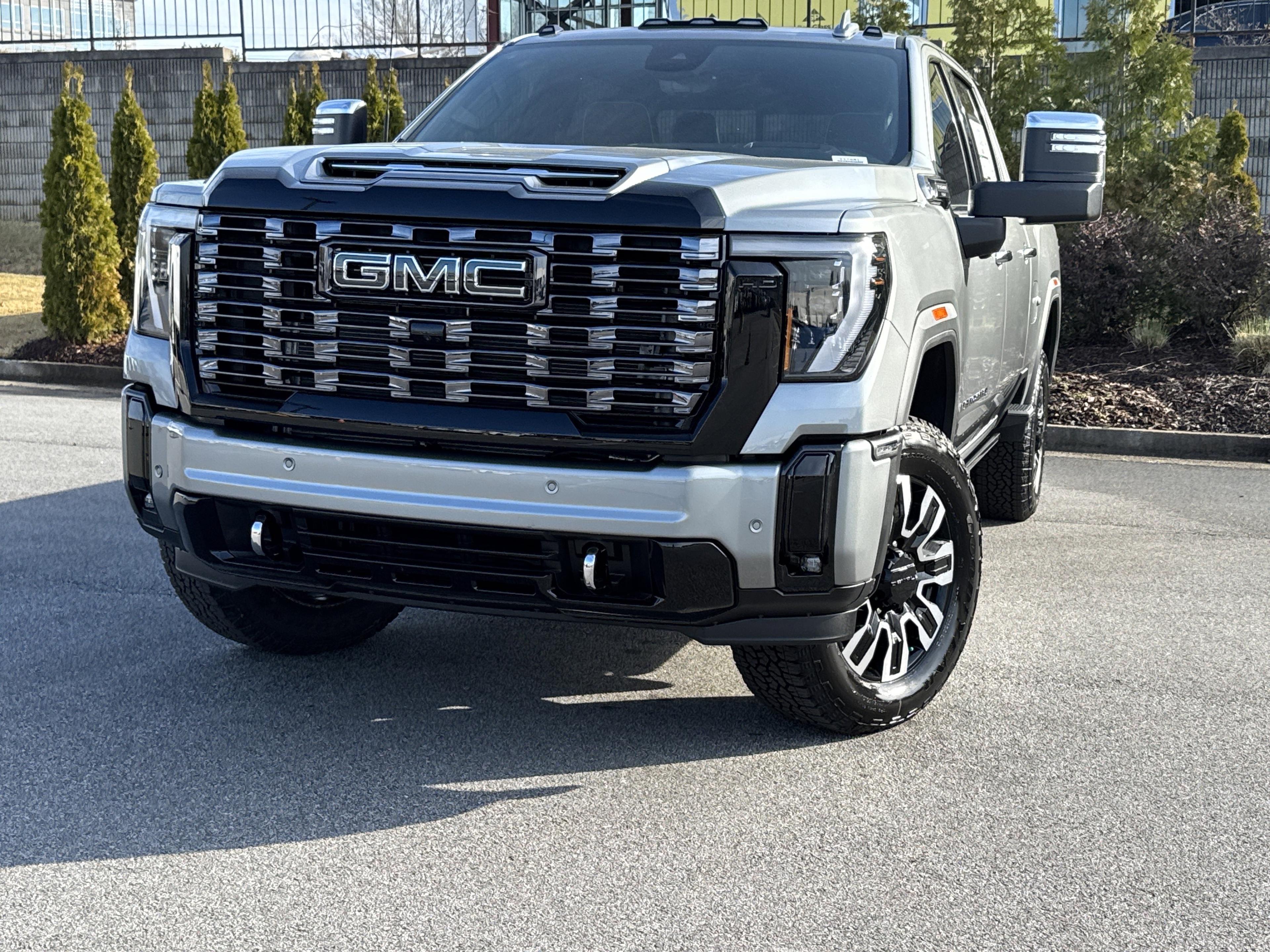 GMC Sierra 2500 Hd Denali Ultimate Four Wheel Drive Crew Cab - Thumbnail 4