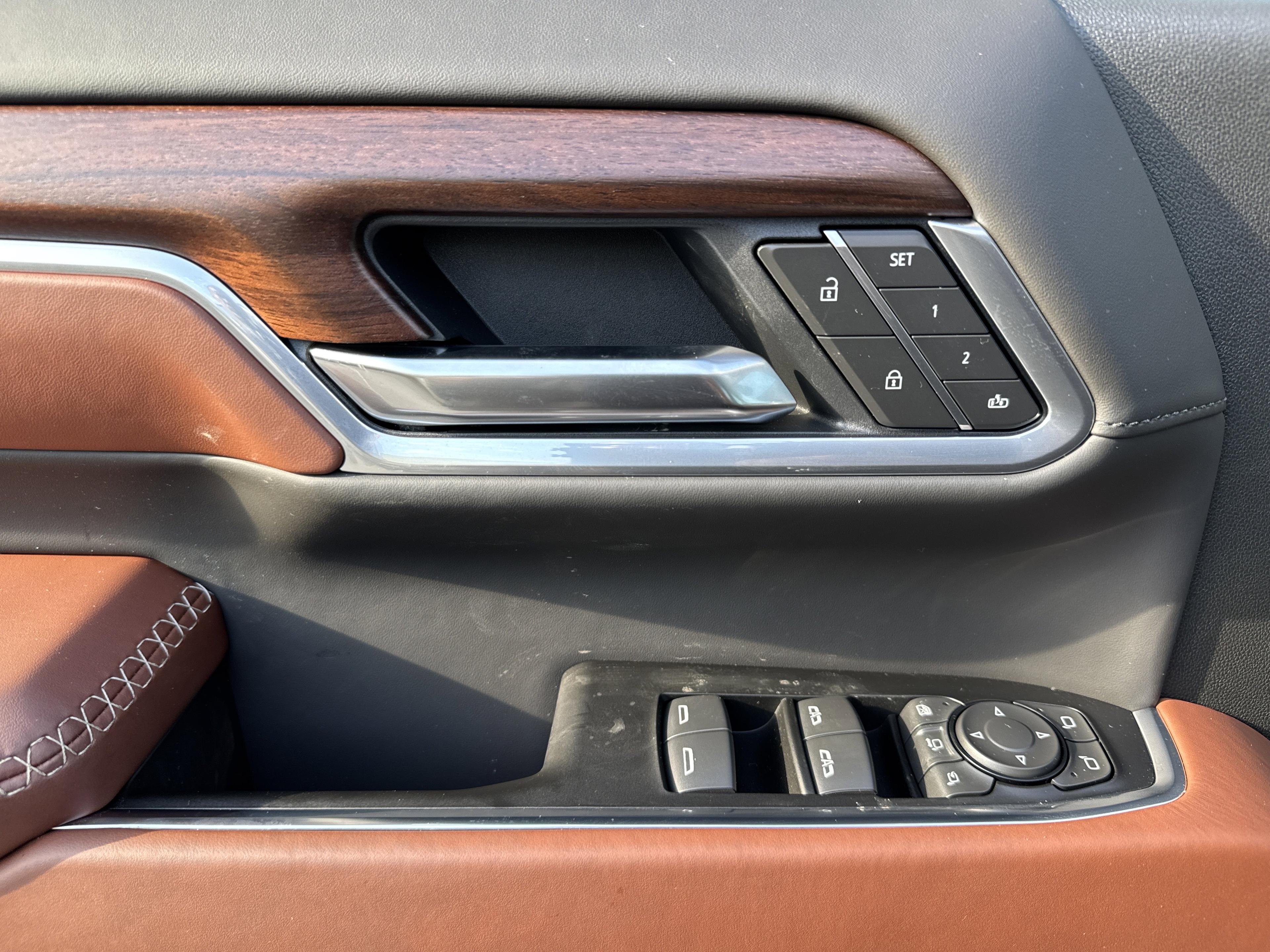 GMC Sierra 2500 Hd Denali Ultimate Four Wheel Drive Crew Cab - Thumbnail 14