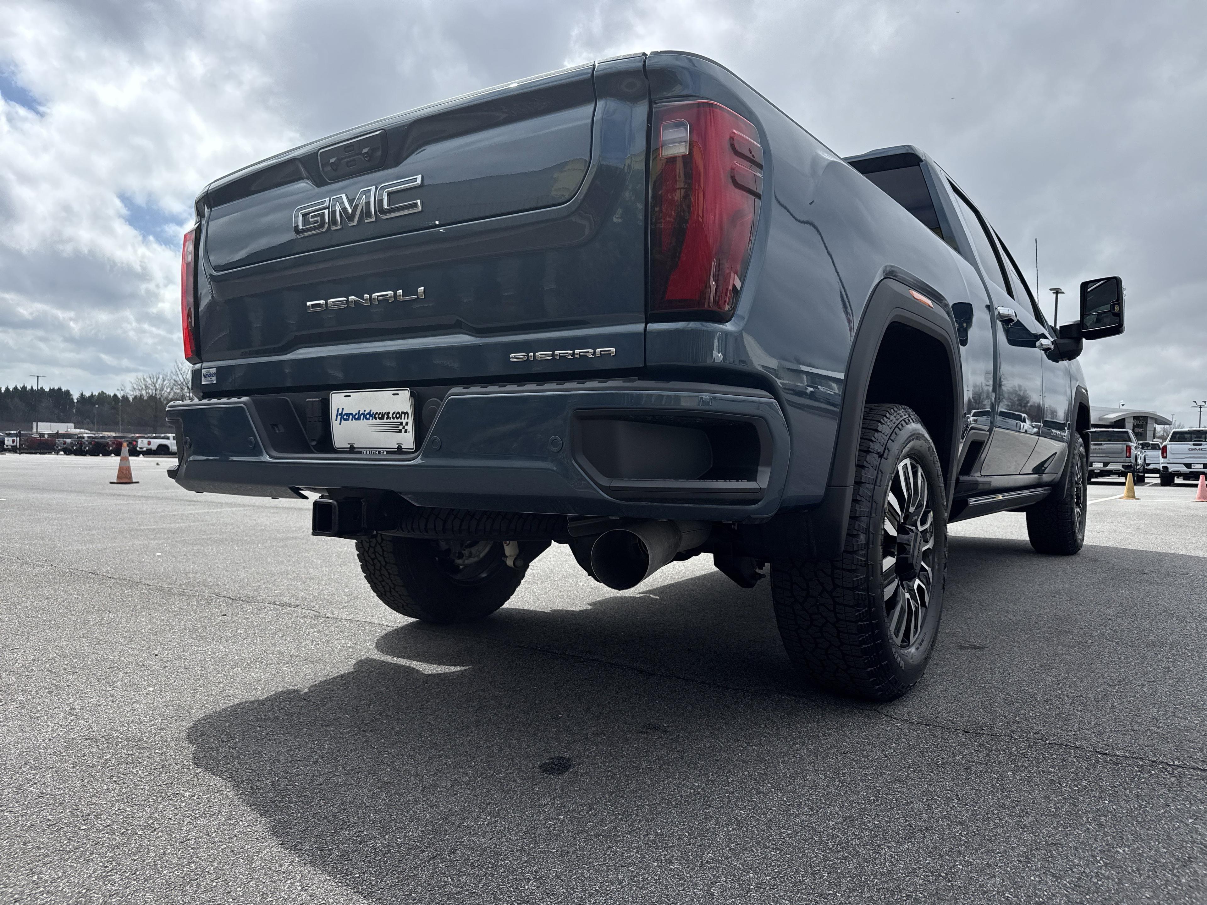 GMC Sierra 2500 Hd Denali Ultimate Four Wheel Drive Crew Cab - Thumbnail 9