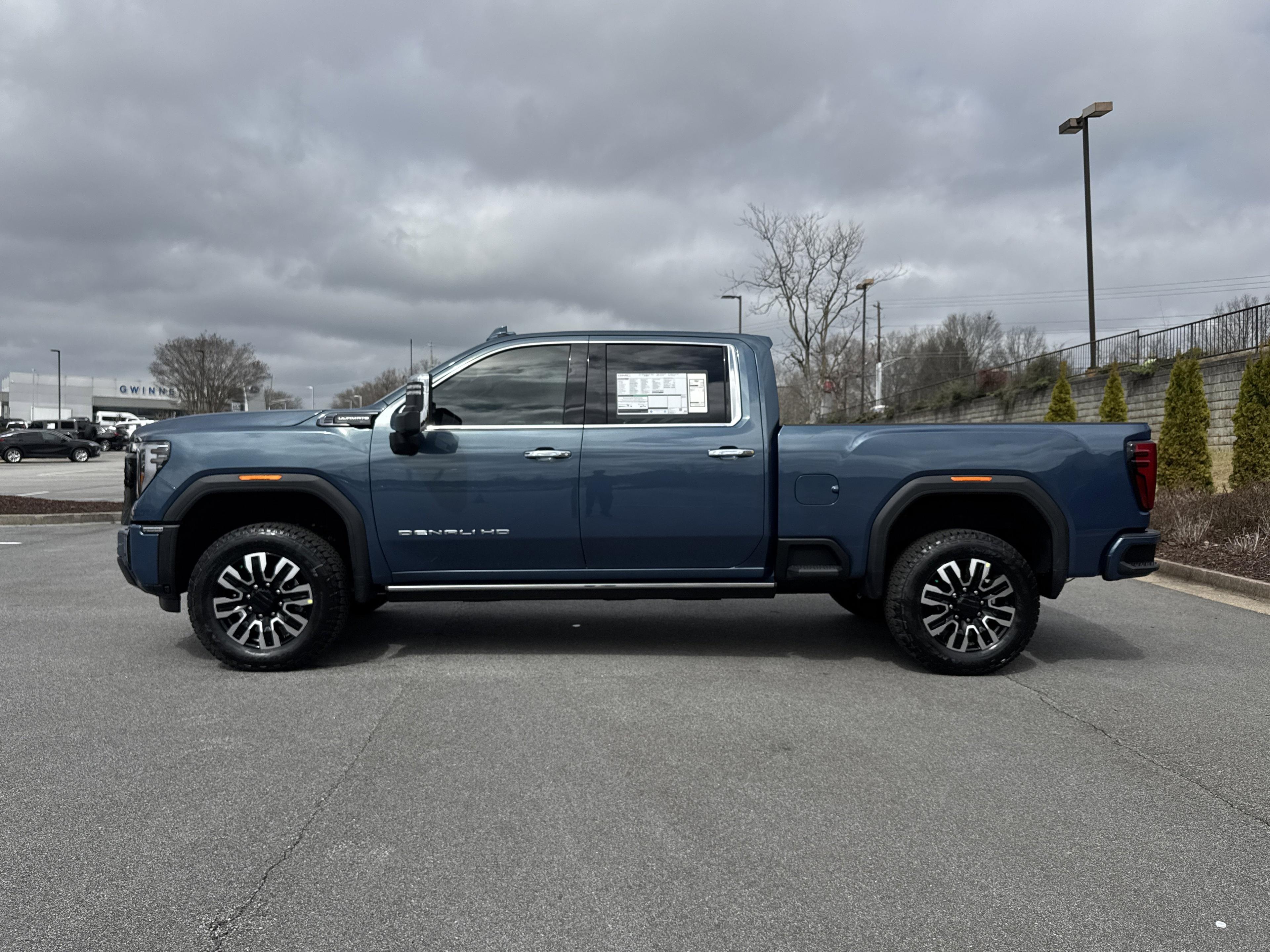 GMC Sierra 2500 Hd Denali Ultimate Four Wheel Drive Crew Cab - Thumbnail 6