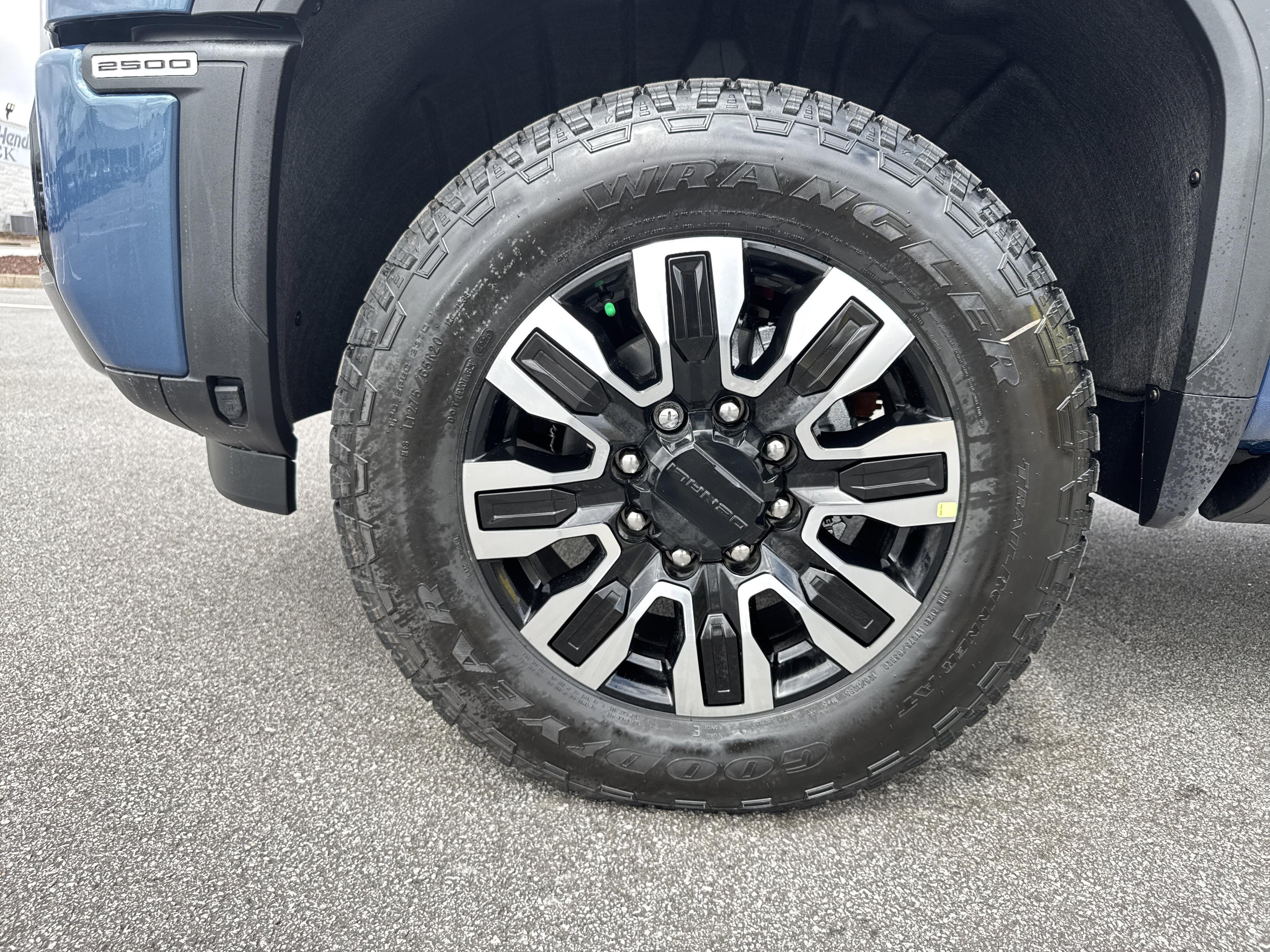 GMC Sierra 2500 Hd Denali Ultimate Four Wheel Drive Crew Cab - Thumbnail 12