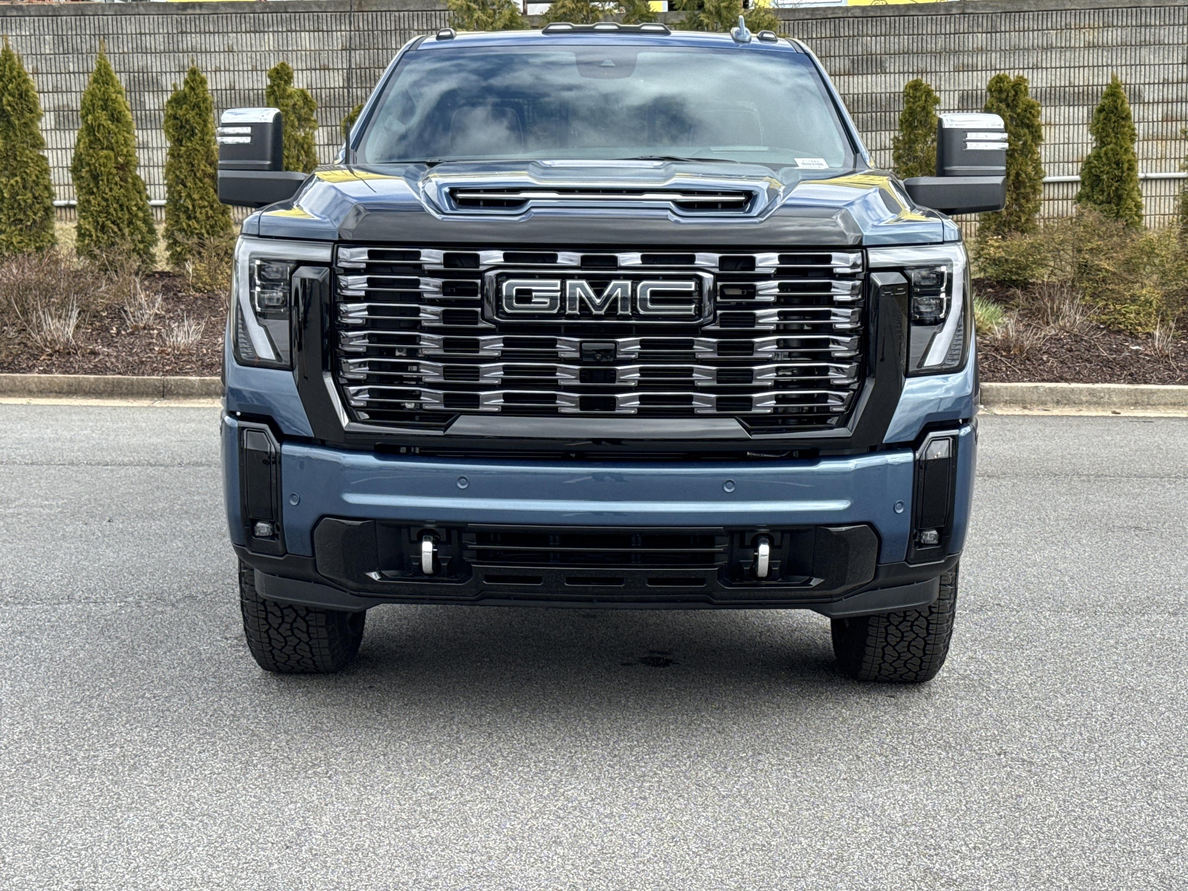 GMC Sierra 2500 Hd Denali Ultimate Four Wheel Drive Crew Cab - Thumbnail 2