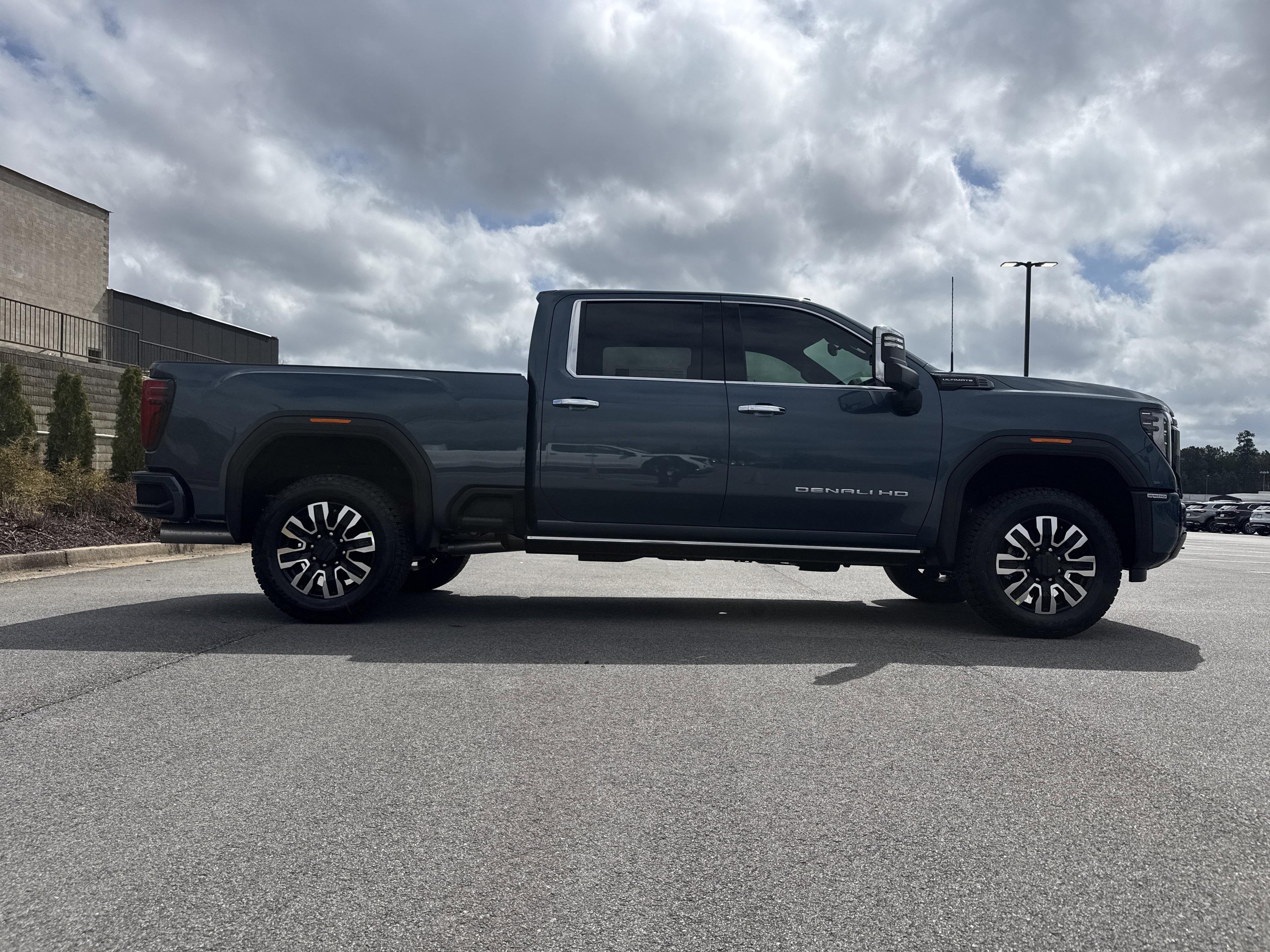 GMC Sierra 2500 Hd Denali Ultimate Four Wheel Drive Crew Cab - Thumbnail 10