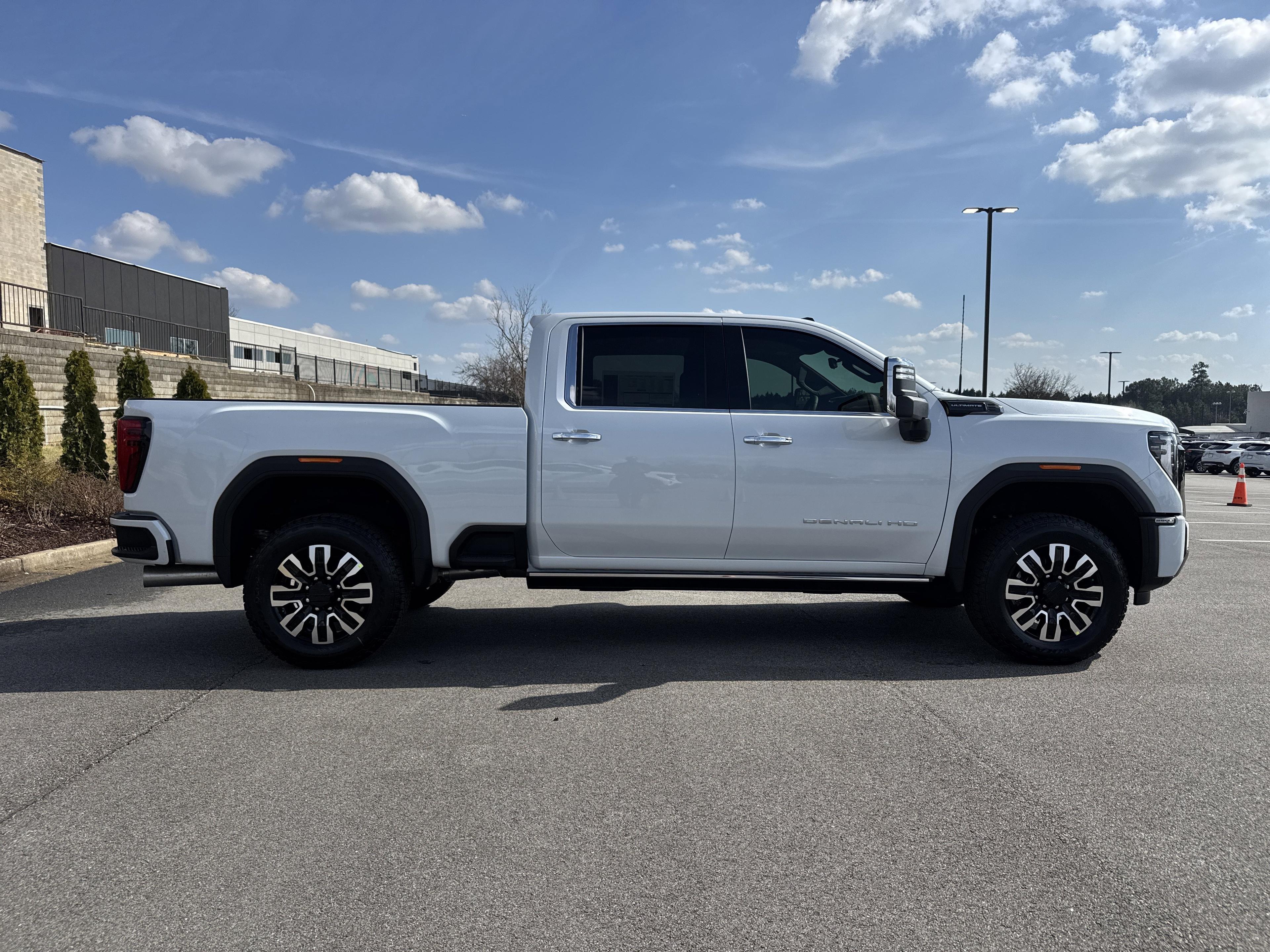 GMC Sierra 2500 Hd Denali Ultimate Four Wheel Drive Crew Cab - Thumbnail 10