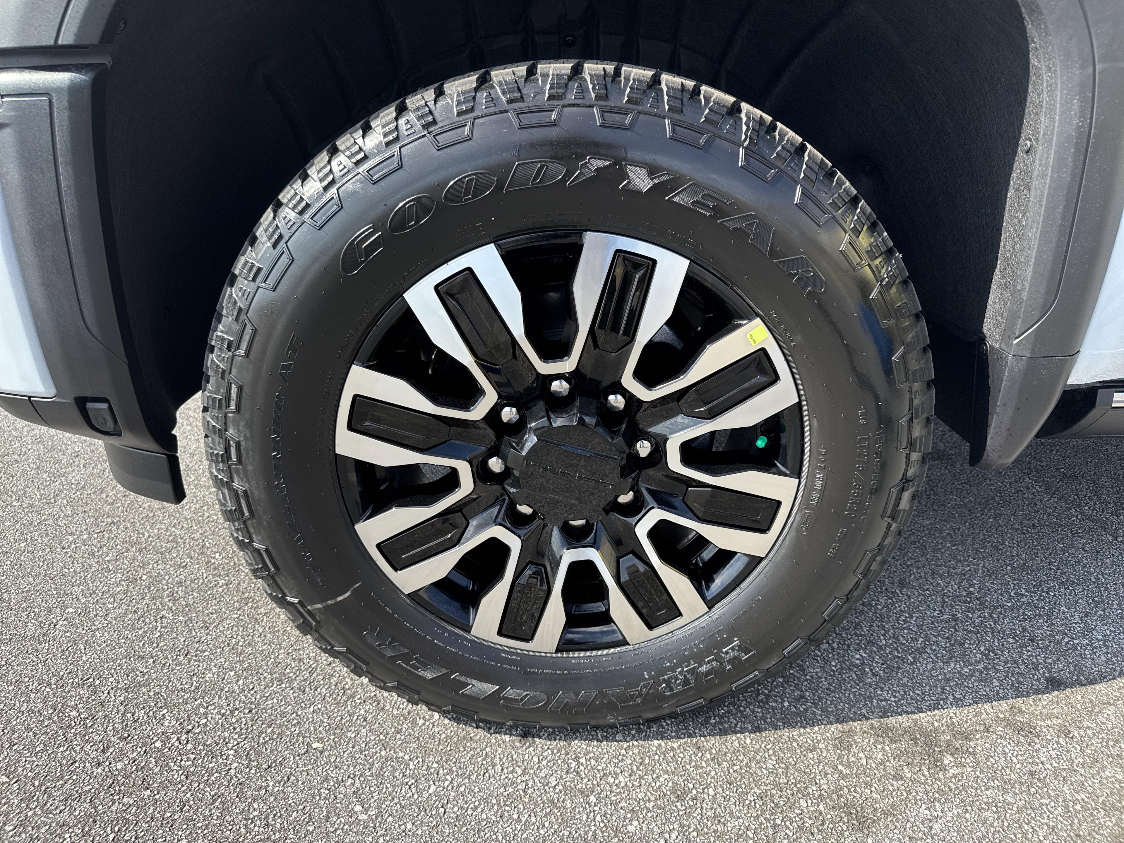 GMC Sierra 2500 Hd Denali Ultimate Four Wheel Drive Crew Cab - Thumbnail 12