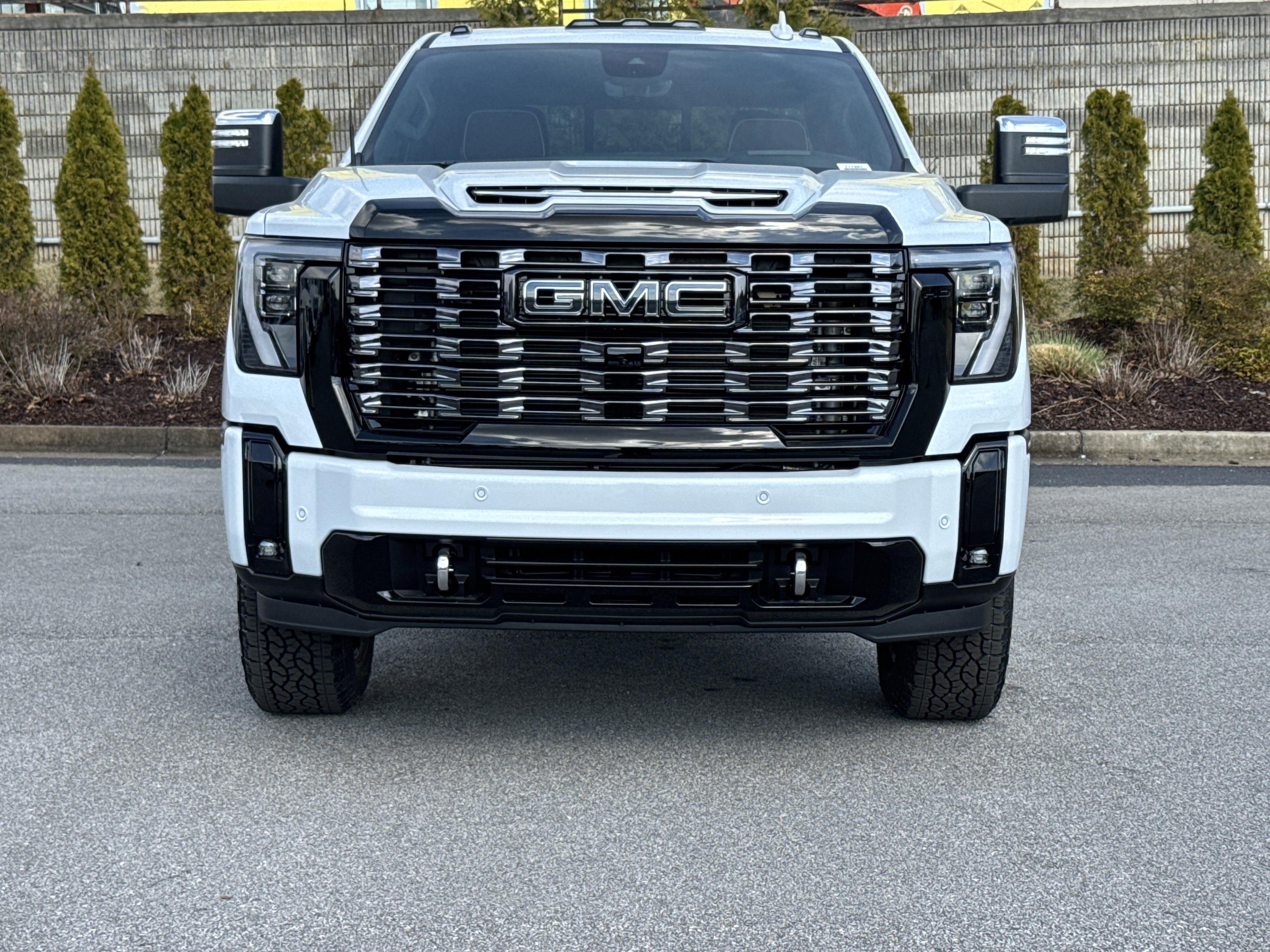 GMC Sierra 2500 Hd Denali Ultimate Four Wheel Drive Crew Cab - Thumbnail 2