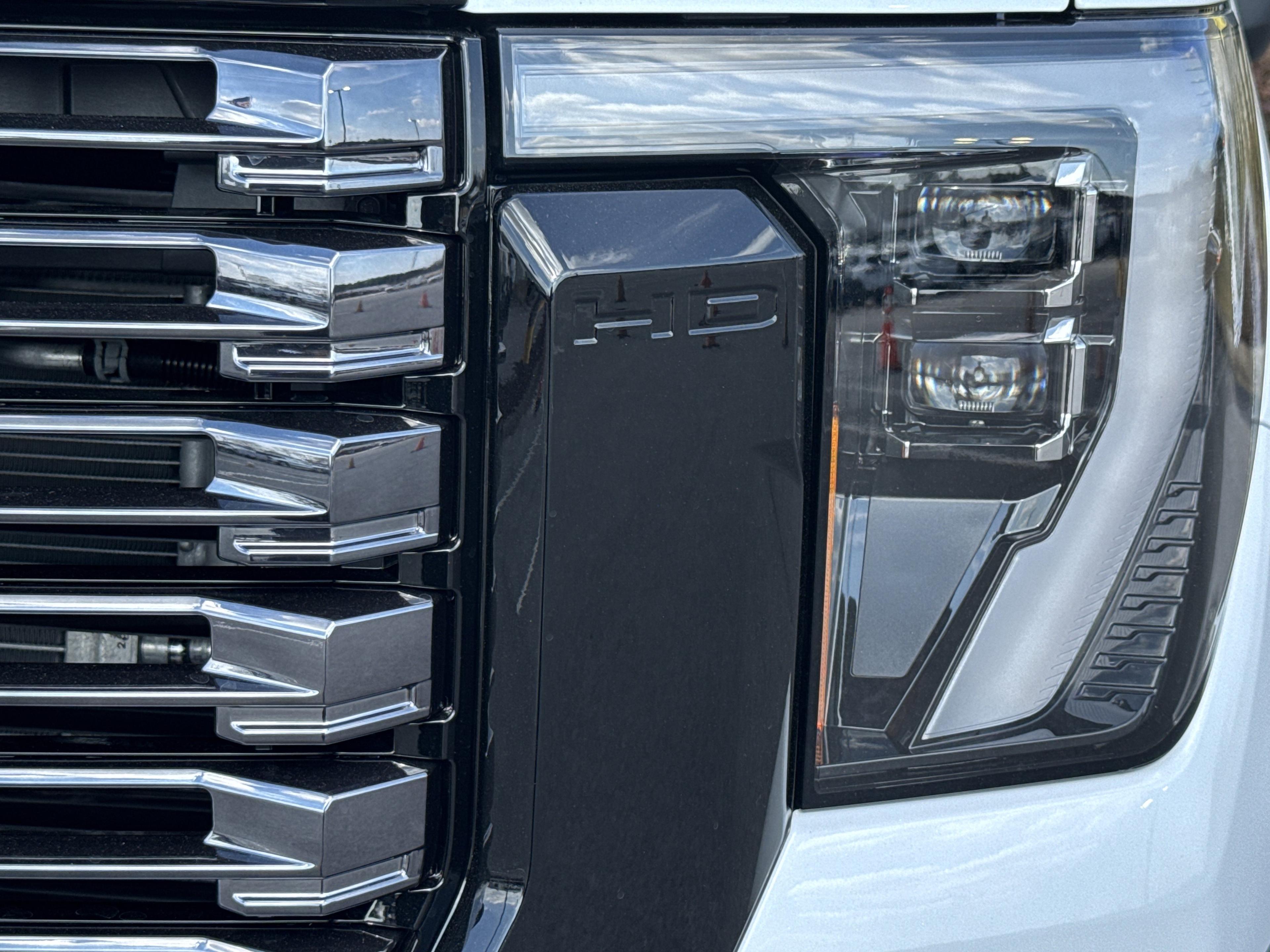 GMC Sierra 2500 Hd Denali Ultimate Four Wheel Drive Crew Cab - Thumbnail 5