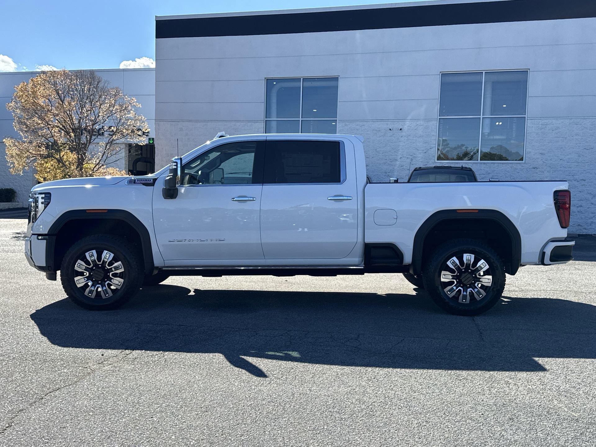 GMC Sierra 2500 Hd Denali Four Wheel Drive Crew Cab - Thumbnail 6