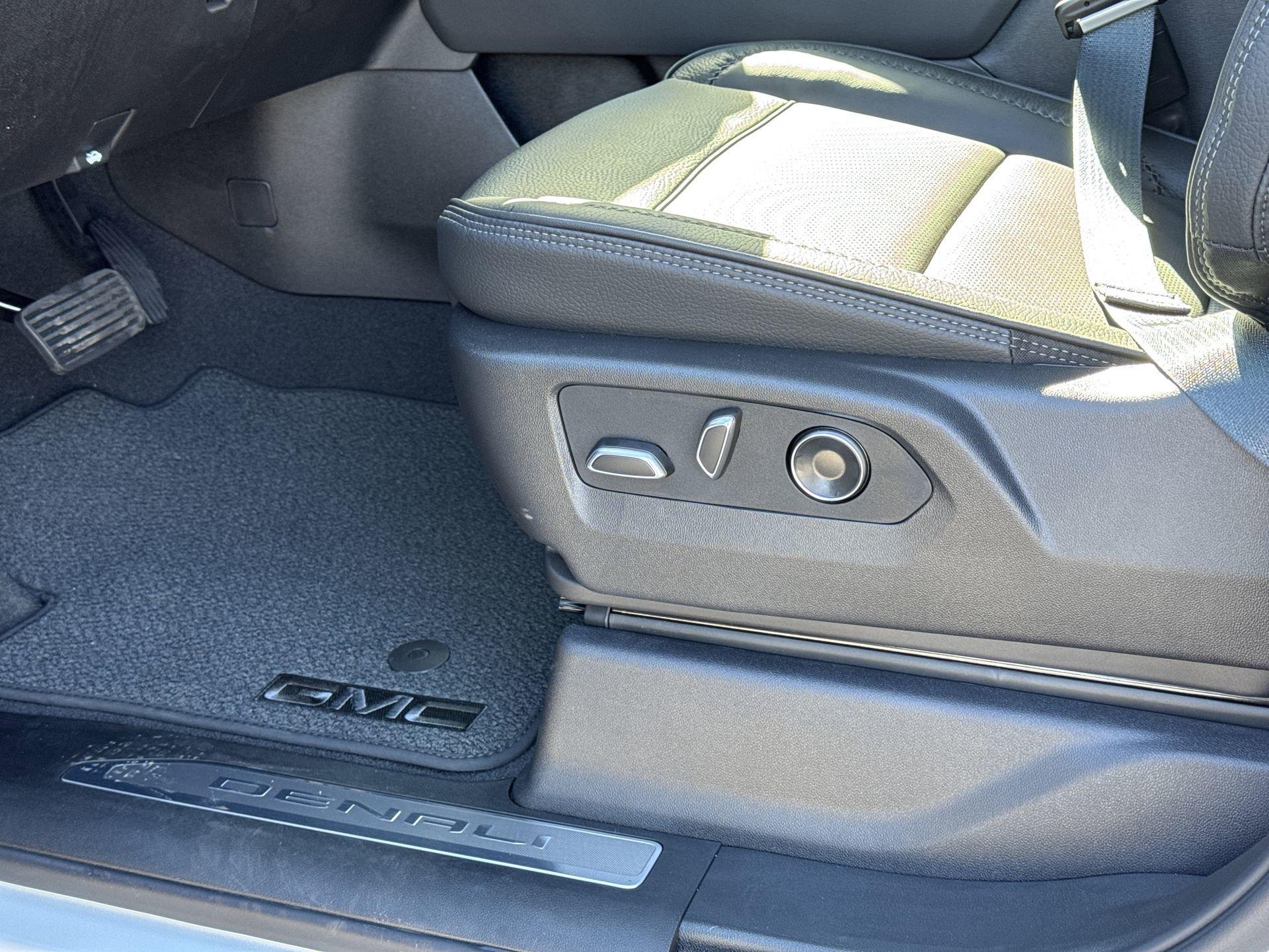 GMC Sierra 2500 Hd Denali Four Wheel Drive Crew Cab - Thumbnail 16