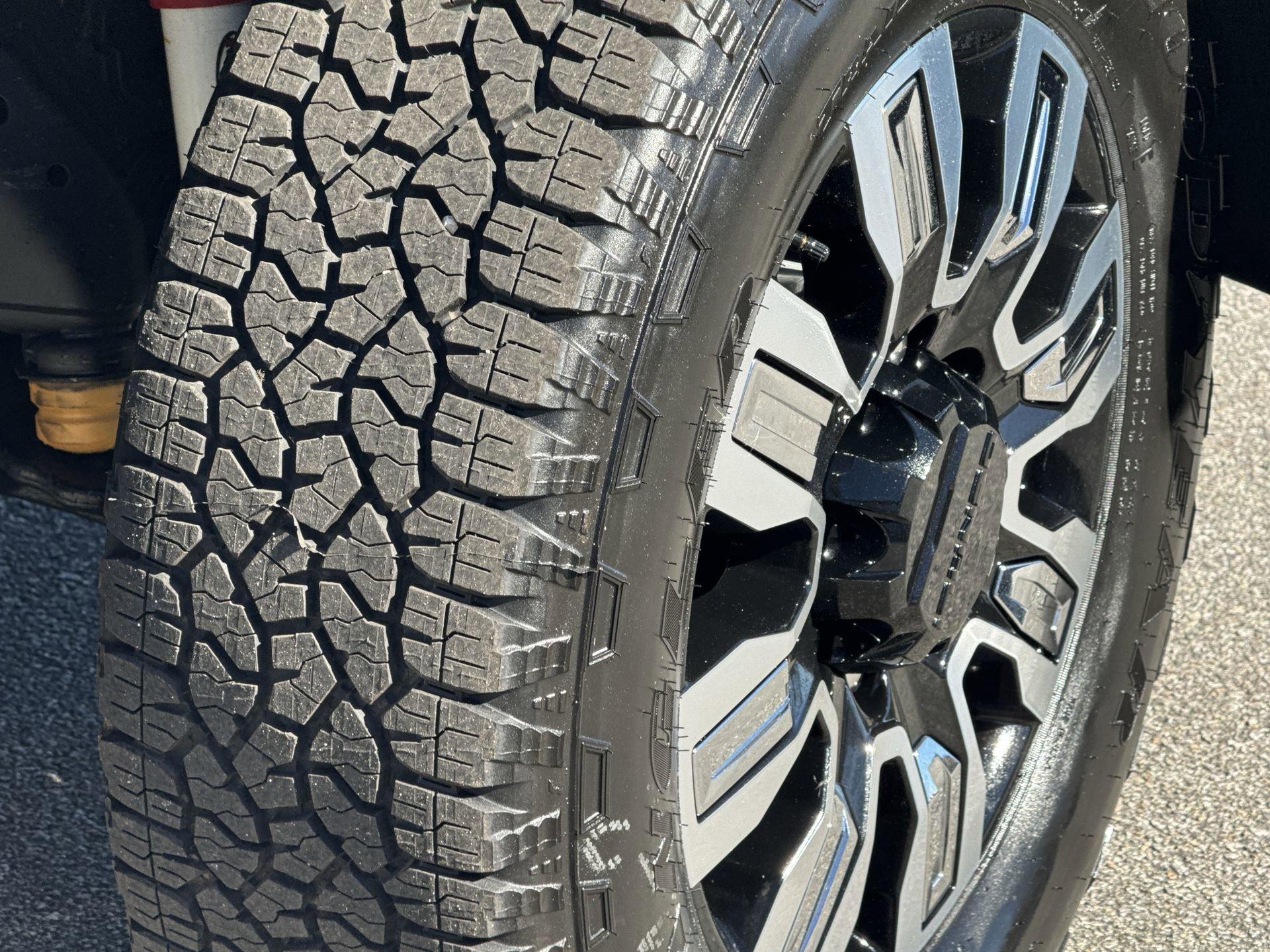 GMC Sierra 2500 Hd Denali Four Wheel Drive Crew Cab - Thumbnail 11