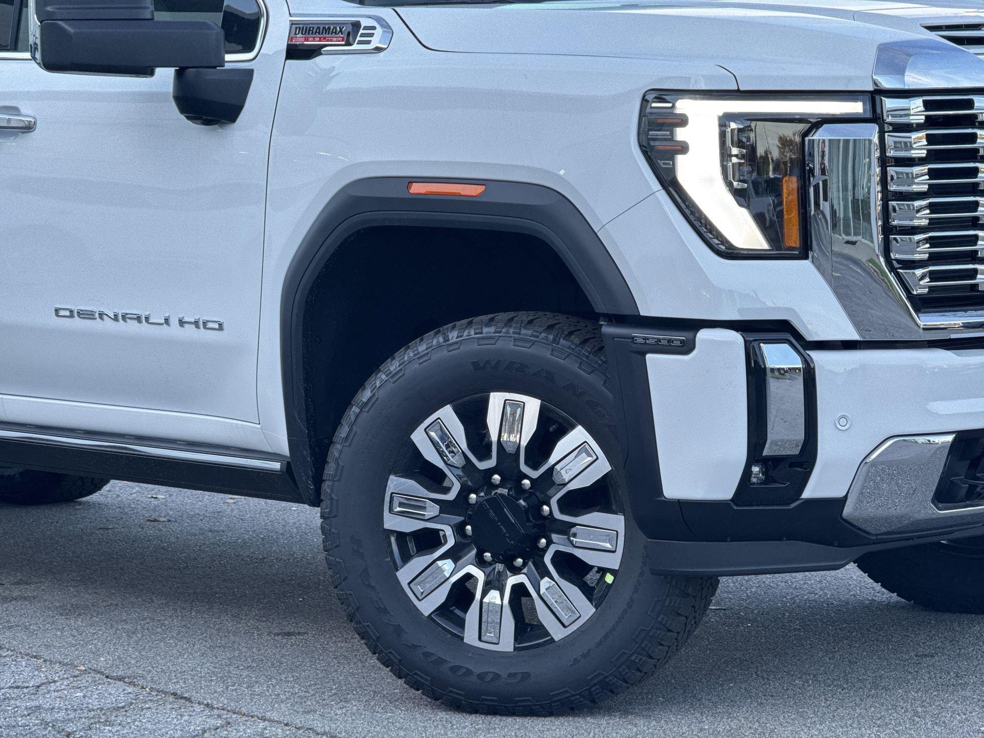 GMC Sierra 2500 Hd Denali Four Wheel Drive Crew Cab - Thumbnail 11