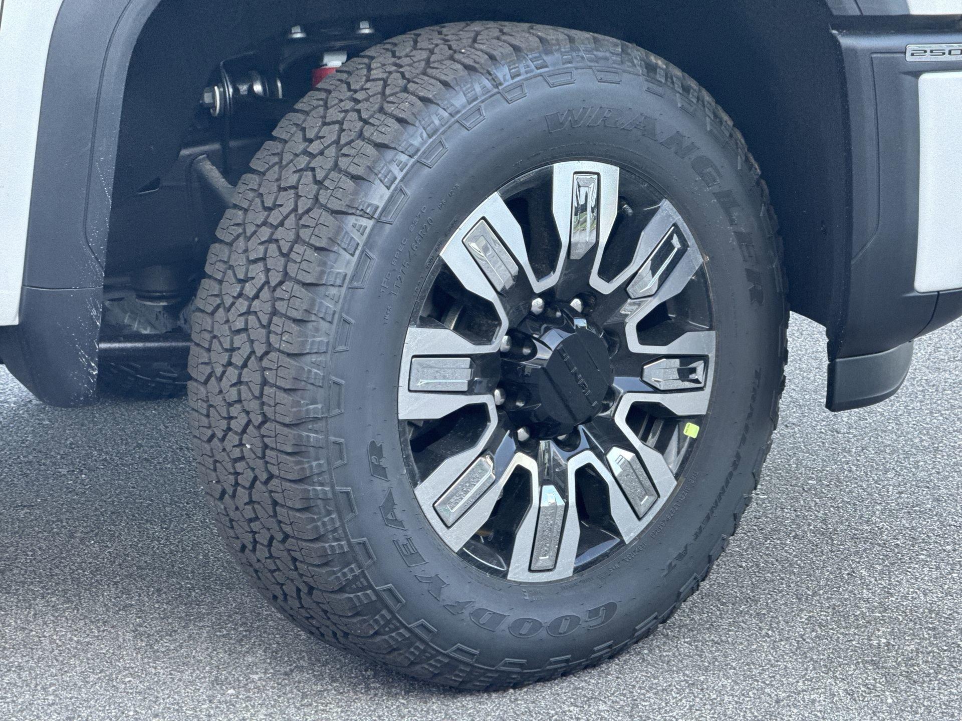 GMC Sierra 2500 Hd Denali Four Wheel Drive Crew Cab - Thumbnail 10