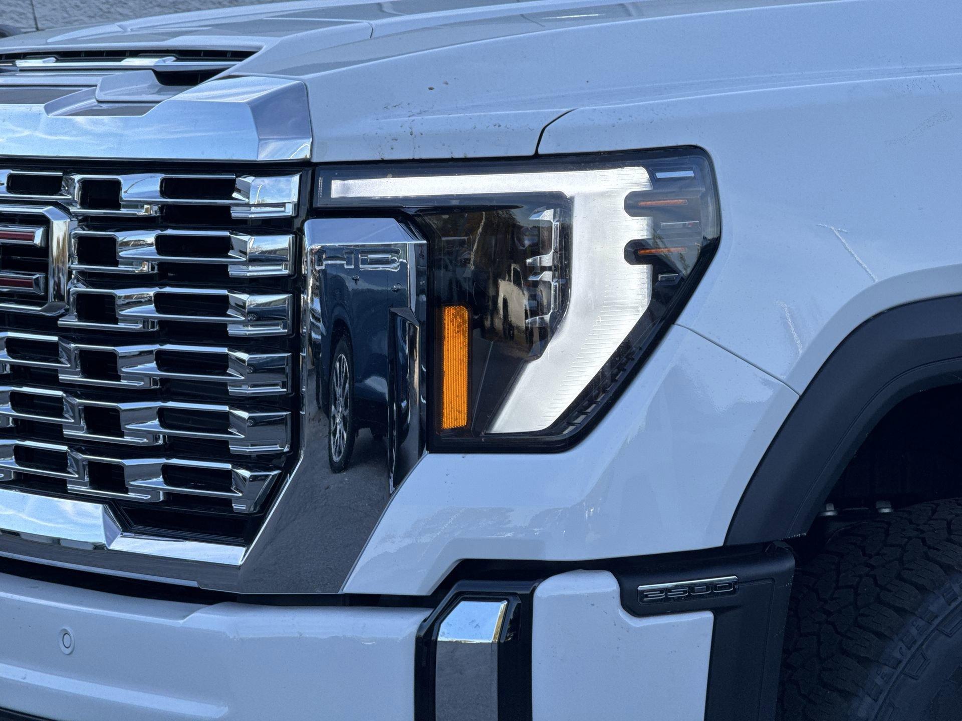 GMC Sierra 2500 Hd Denali Four Wheel Drive Crew Cab - Thumbnail 5