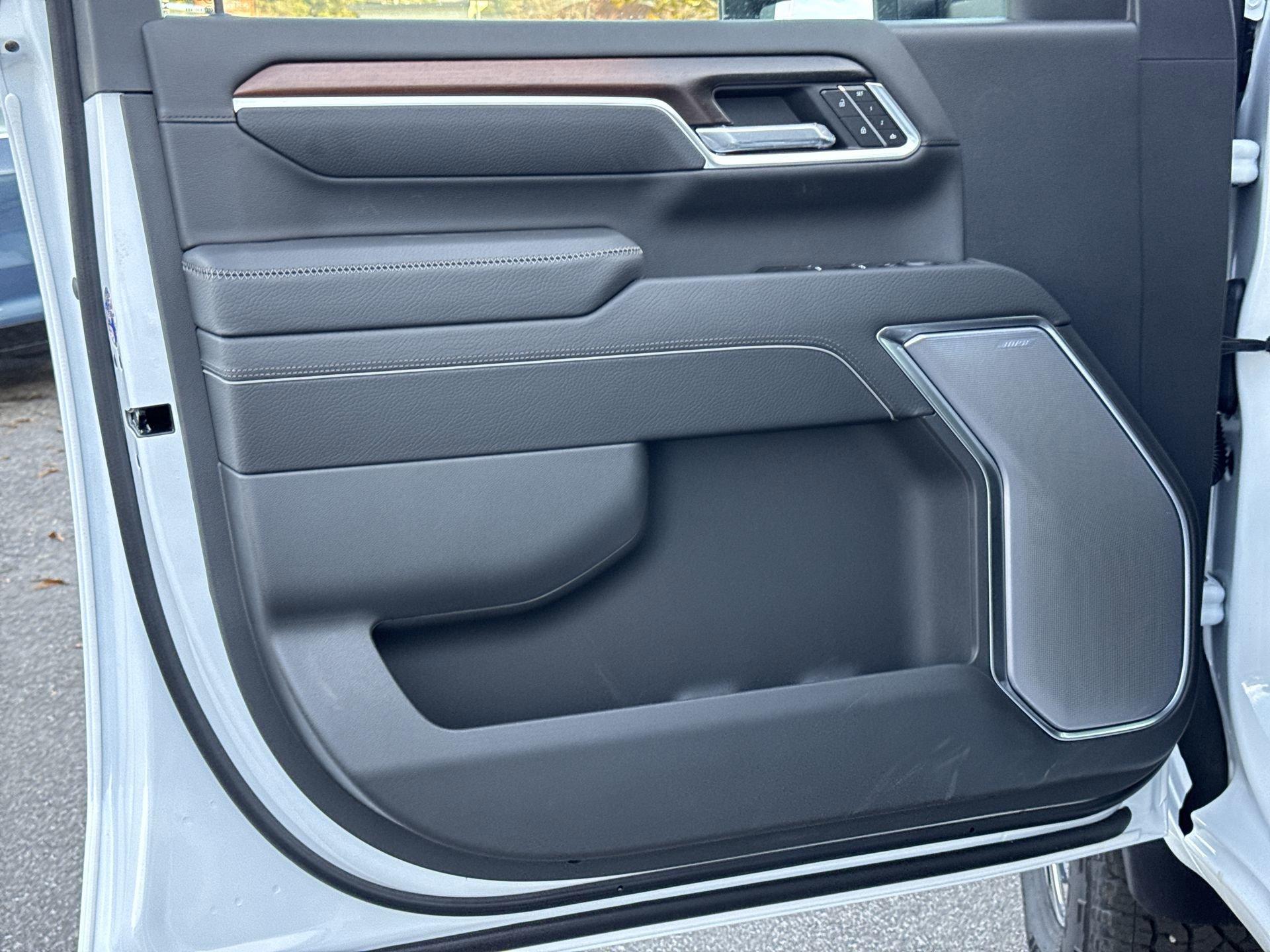 GMC Sierra 2500 Hd Denali Four Wheel Drive Crew Cab - Thumbnail 12