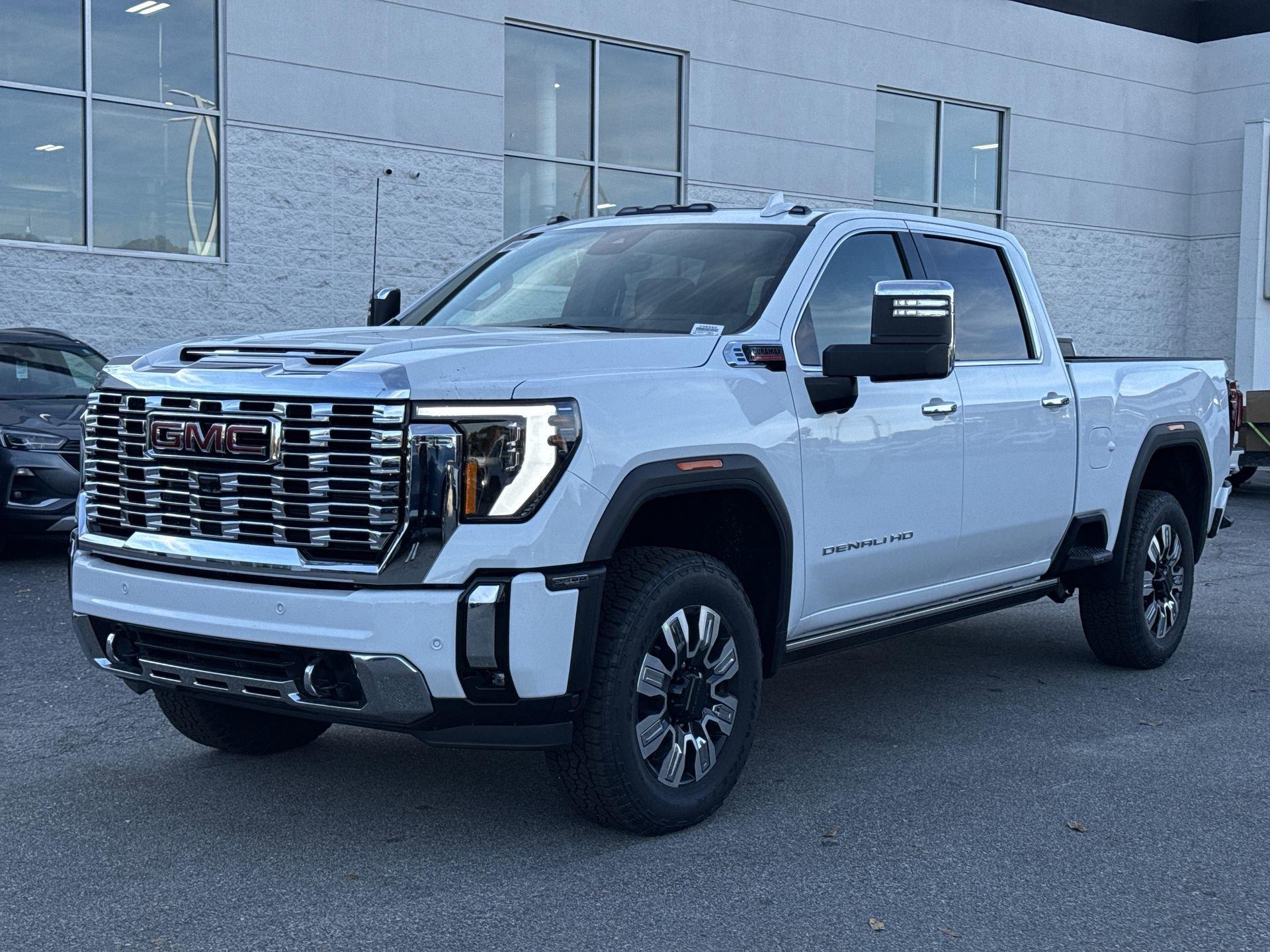 GMC Sierra 2500 Hd Denali Four Wheel Drive Crew Cab - Thumbnail 4