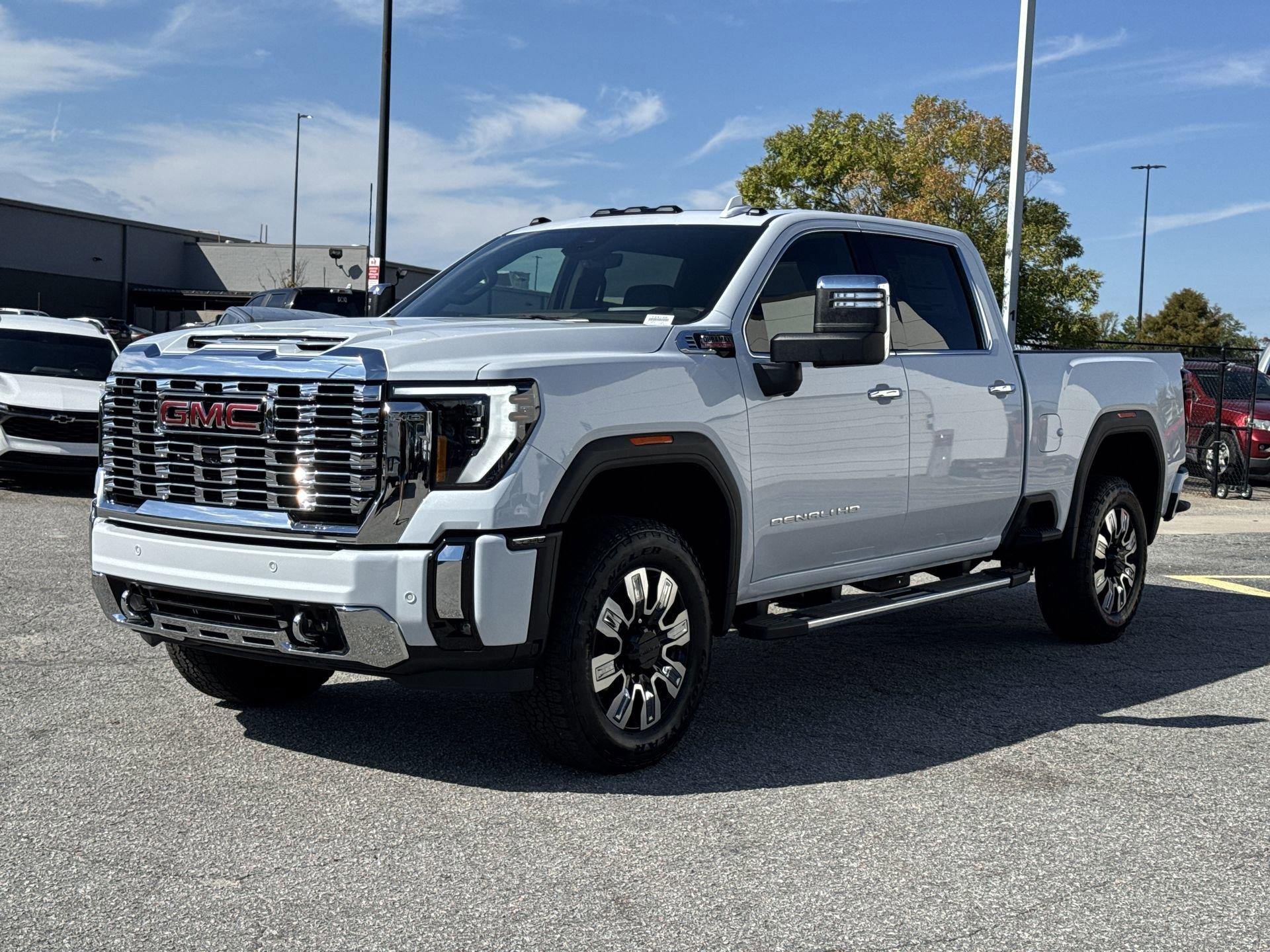 GMC Sierra 2500 Hd Denali Four Wheel Drive Crew Cab - Thumbnail 4