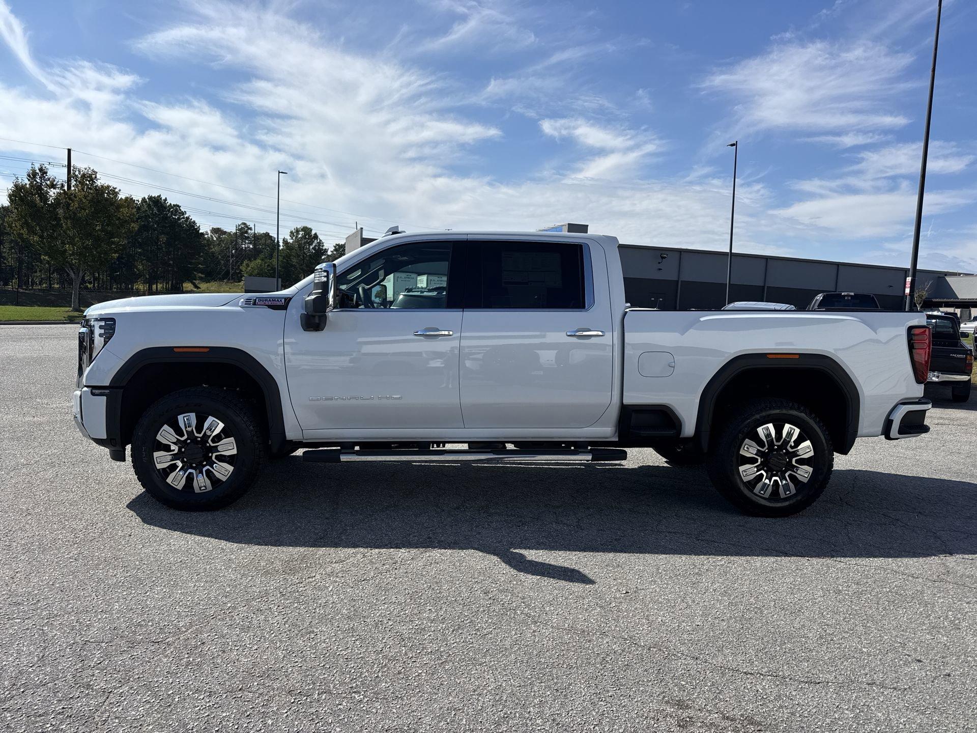 GMC Sierra 2500 Hd Denali Four Wheel Drive Crew Cab - Thumbnail 6