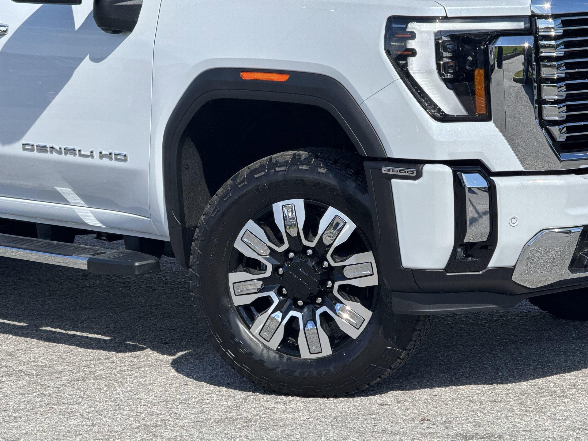 GMC Sierra 2500 Hd Denali Four Wheel Drive Crew Cab - Thumbnail 12